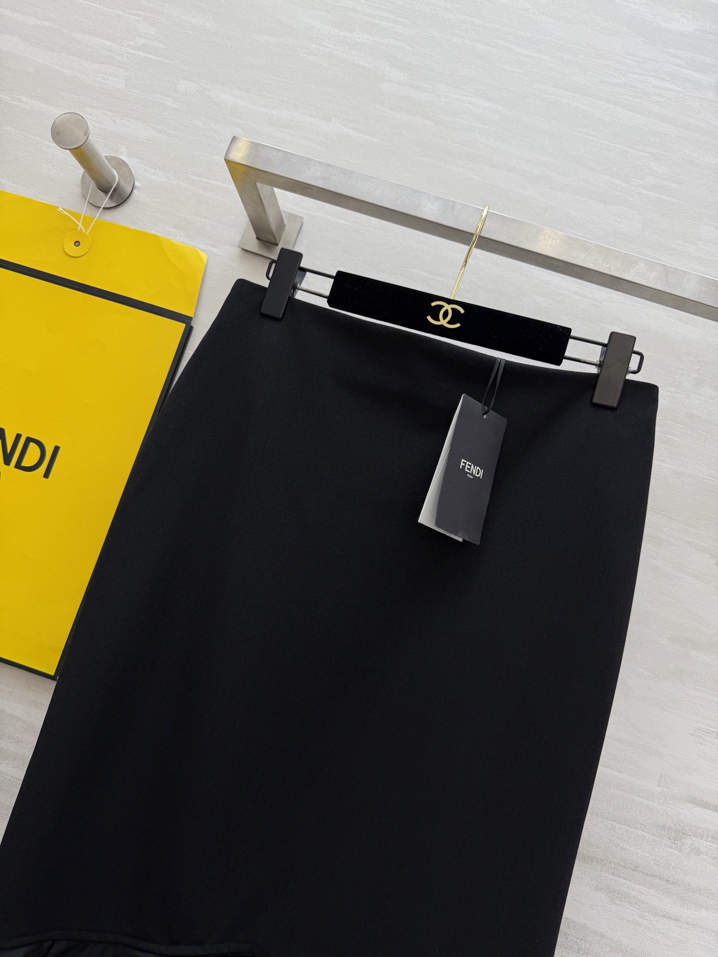#FEND♡²⁵｜今日份穿搭 职场黑玫瑰鱼尾半裙腰带一收，气场拉满！走路带风的职场丽人感💼拎上Fendi
