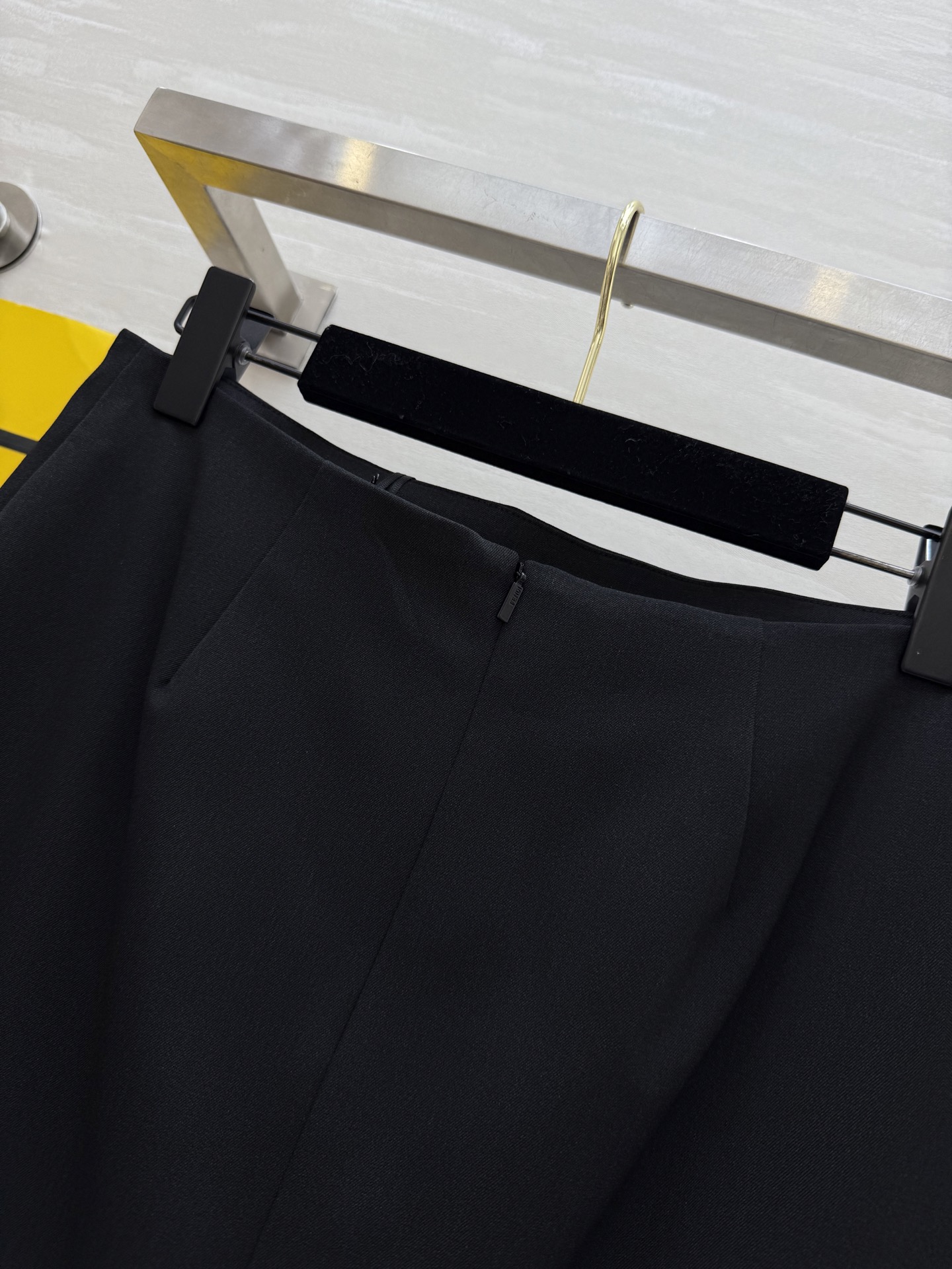 #FEND♡²⁵｜今日份穿搭 职场黑玫瑰鱼尾半裙腰带一收，气场拉满！走路带风的职场丽人感💼拎上Fendi