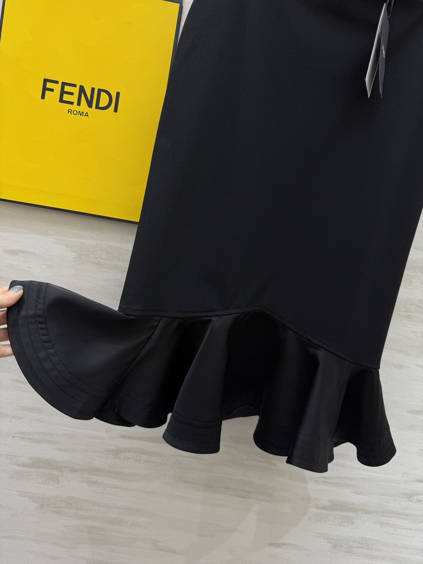 #FEND♡²⁵｜今日份穿搭 职场黑玫瑰鱼尾半裙腰带一收，气场拉满！走路带风的职场丽人感💼拎上Fendi