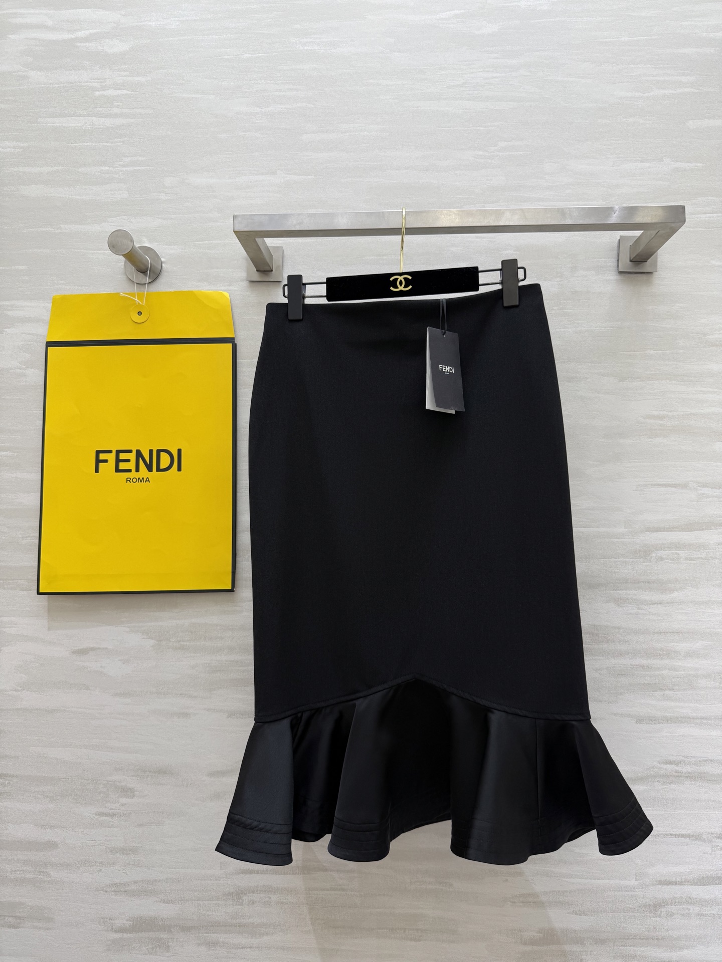 #FEND♡²⁵｜今日份穿搭 职场黑玫瑰鱼尾半裙腰带一收，气场拉满！走路带风的职场丽人感💼拎上Fendi