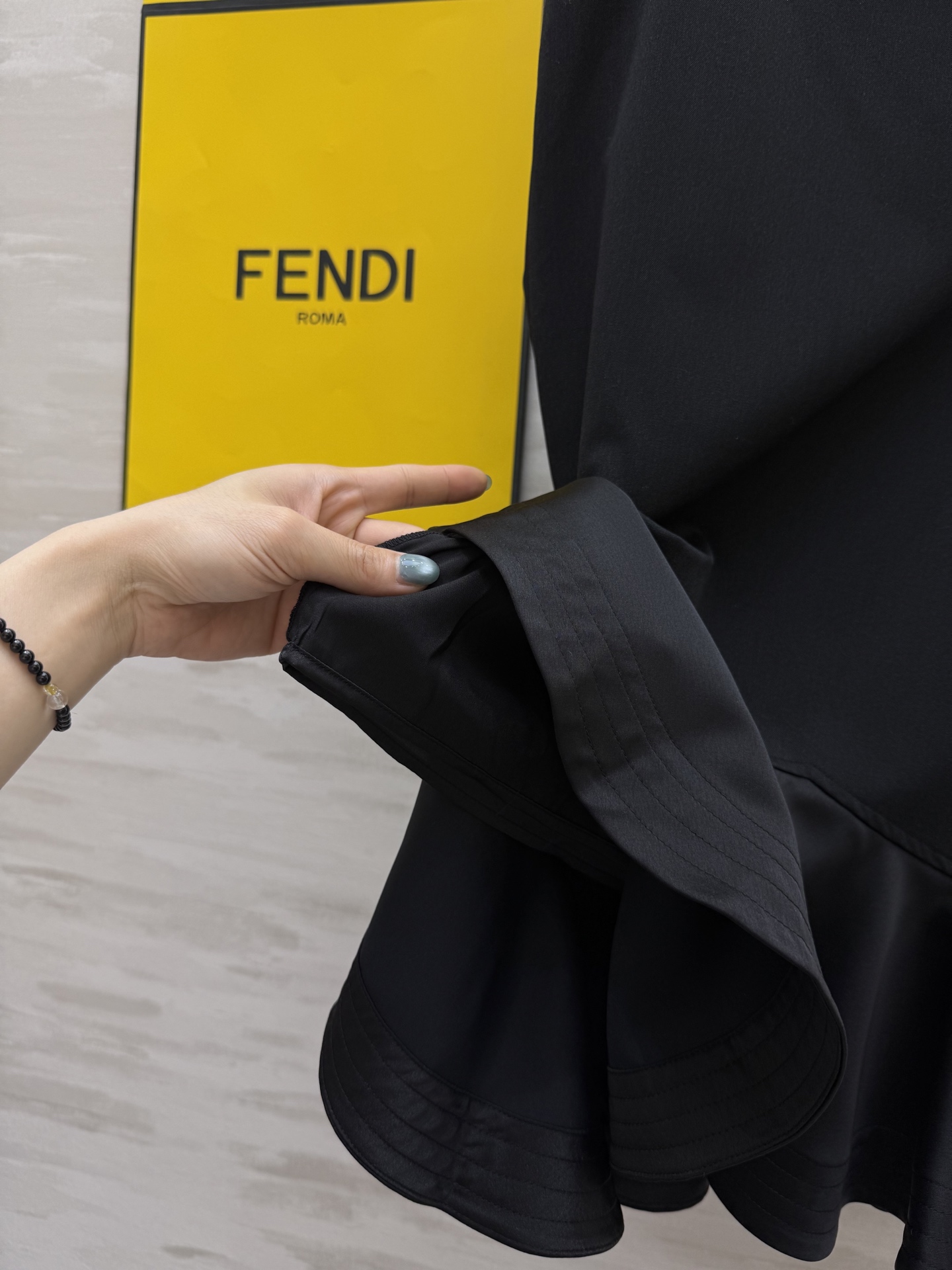 #FEND♡²⁵｜今日份穿搭 职场黑玫瑰鱼尾半裙腰带一收，气场拉满！走路带风的职场丽人感💼拎上Fendi