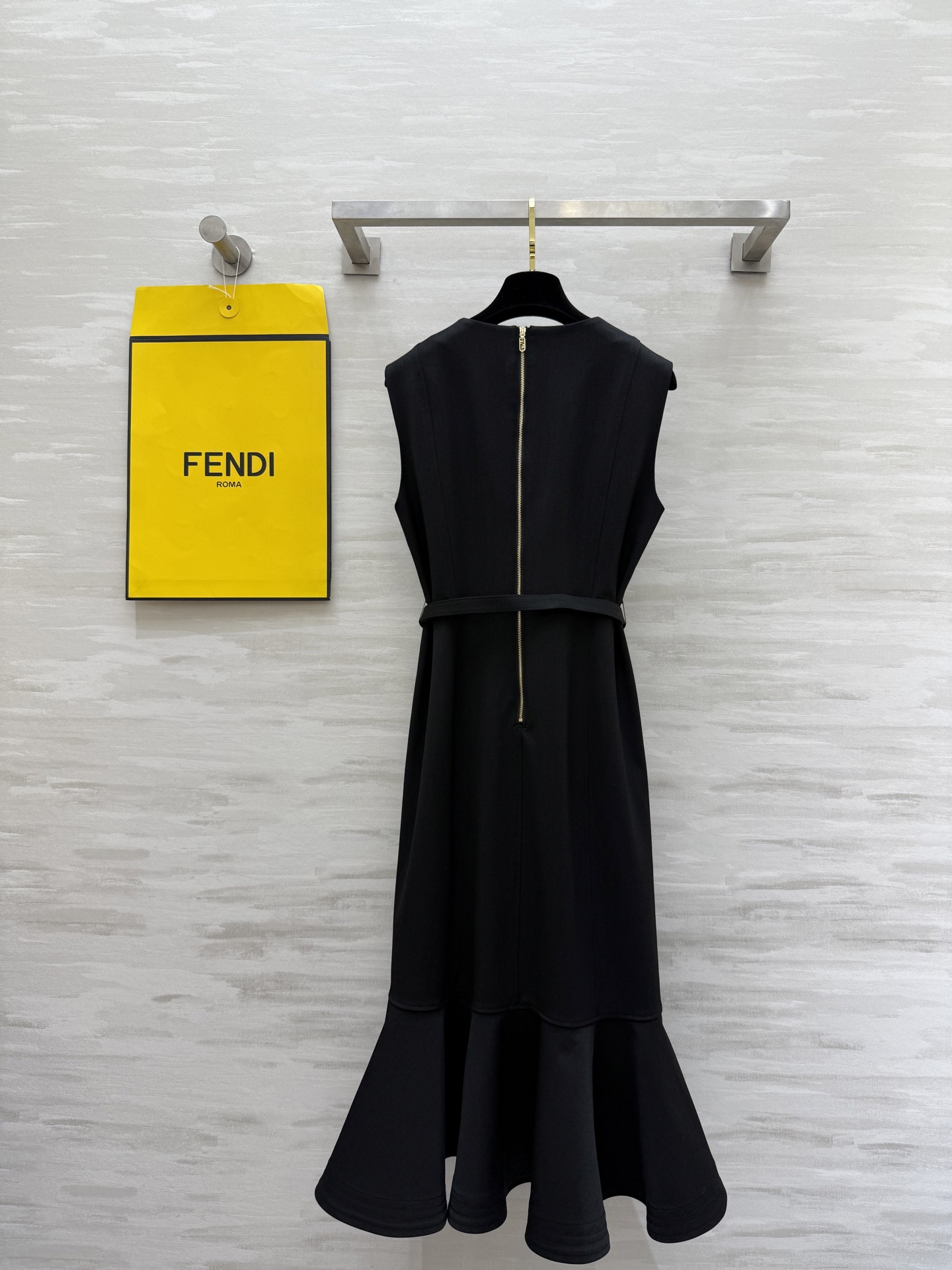 #FEND♡²⁵秋冬新款 「飒到炸廓形连衣裙」——不费力的大女主气场 高品质 现货首发size：S/M/