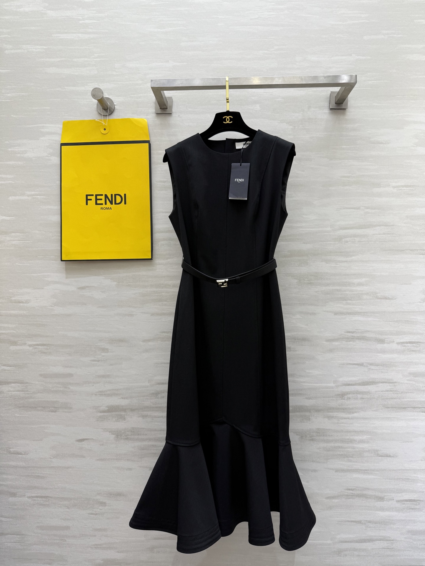 #FEND♡²⁵秋冬新款 「飒到炸廓形连衣裙」——不费力的大女主气场 高品质 现货首发size：S/M/