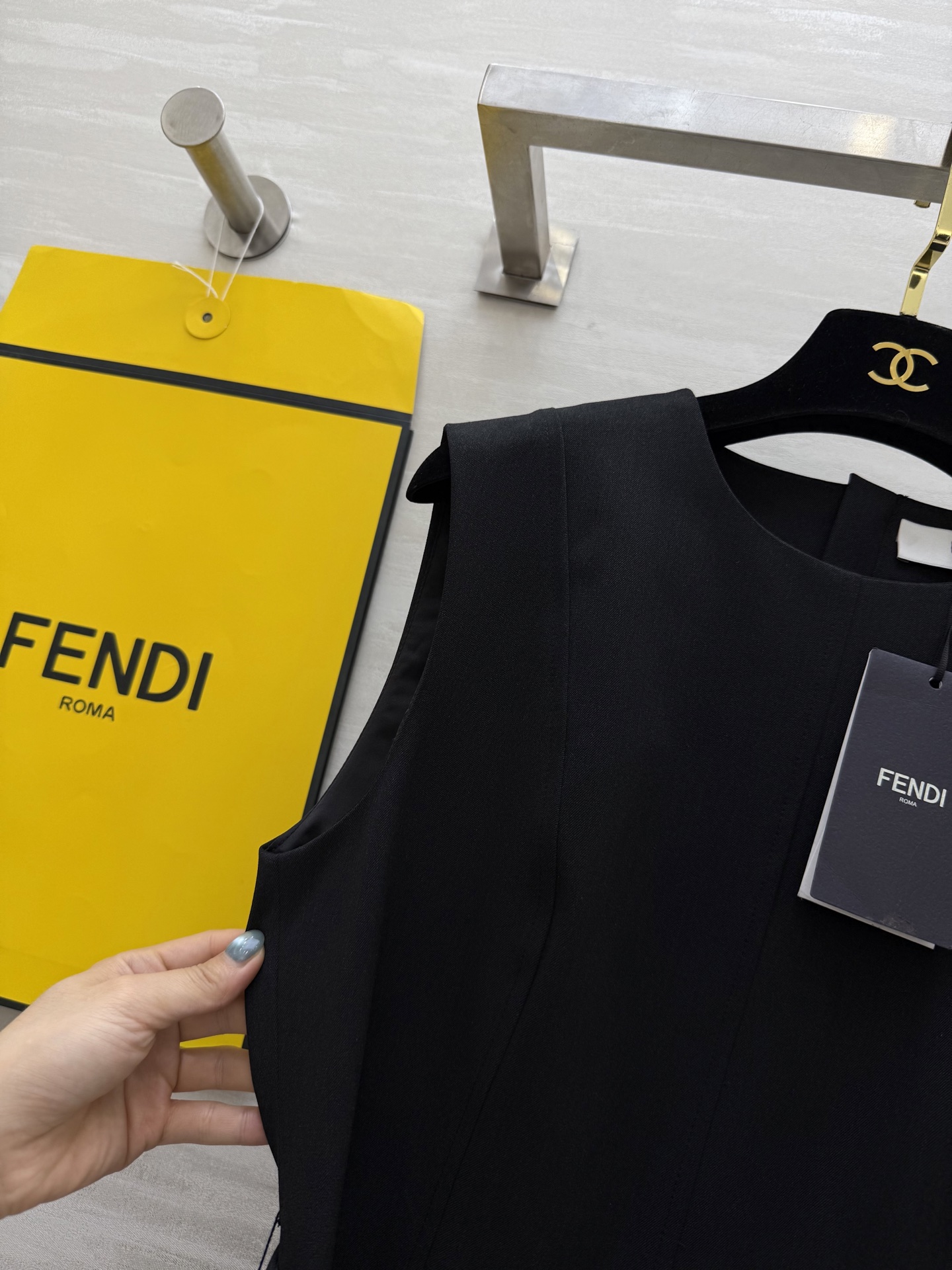#FEND♡²⁵秋冬新款 「飒到炸廓形连衣裙」——不费力的大女主气场 高品质 现货首发size：S/M/