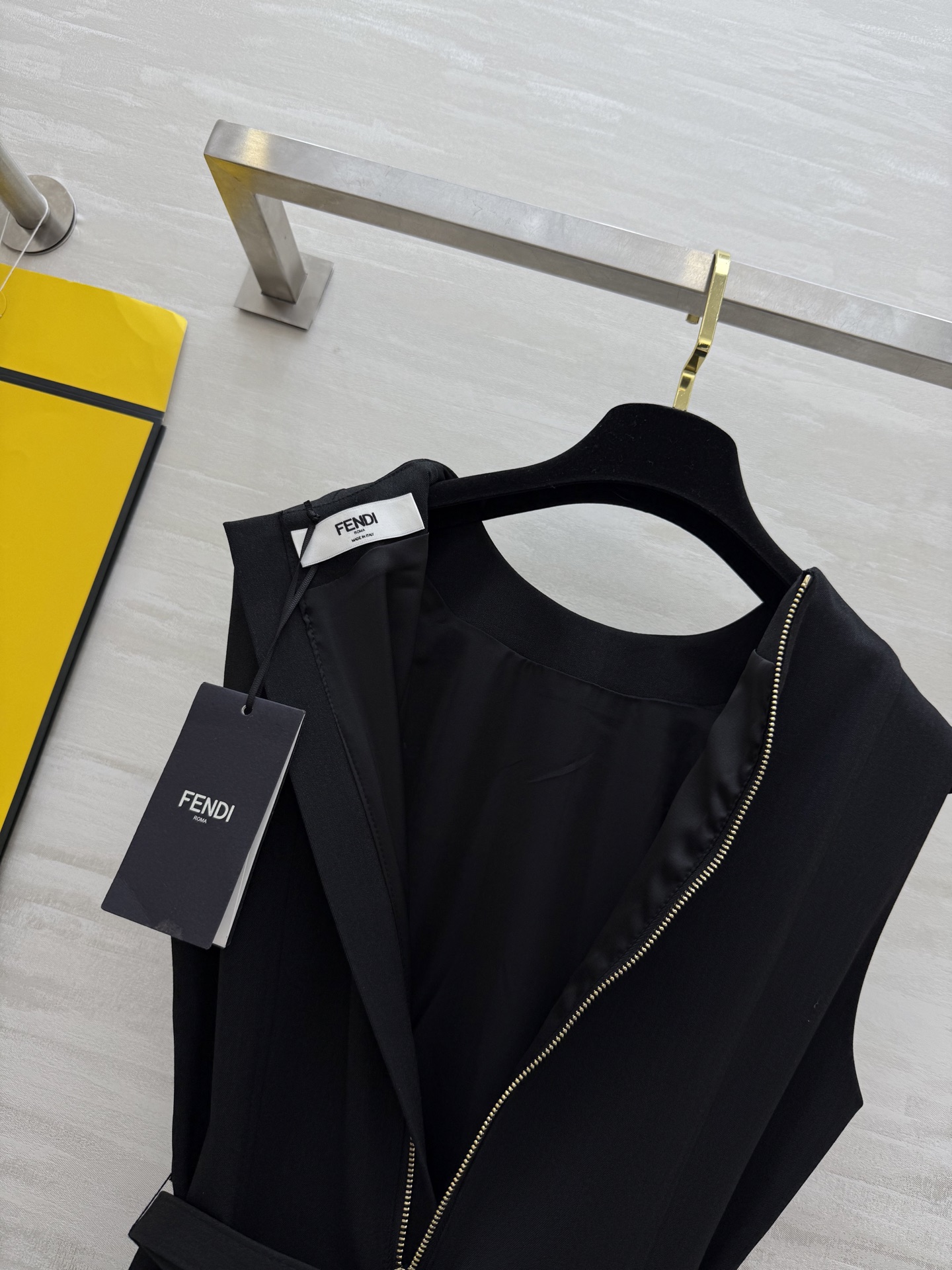 #FEND♡²⁵秋冬新款 「飒到炸廓形连衣裙」——不费力的大女主气场 高品质 现货首发size：S/M/