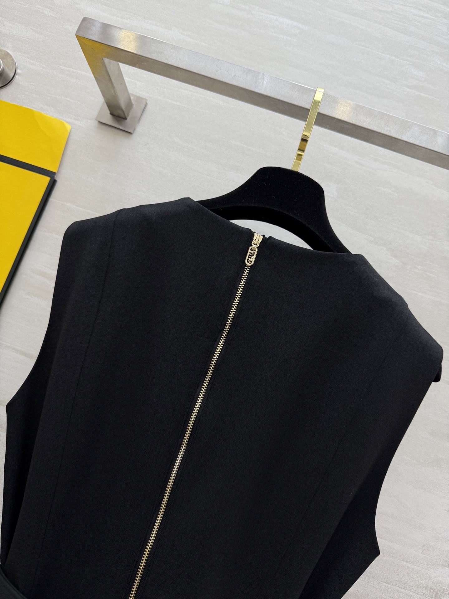 #FEND♡²⁵秋冬新款 「飒到炸廓形连衣裙」——不费力的大女主气场 高品质 现货首发size：S/M/