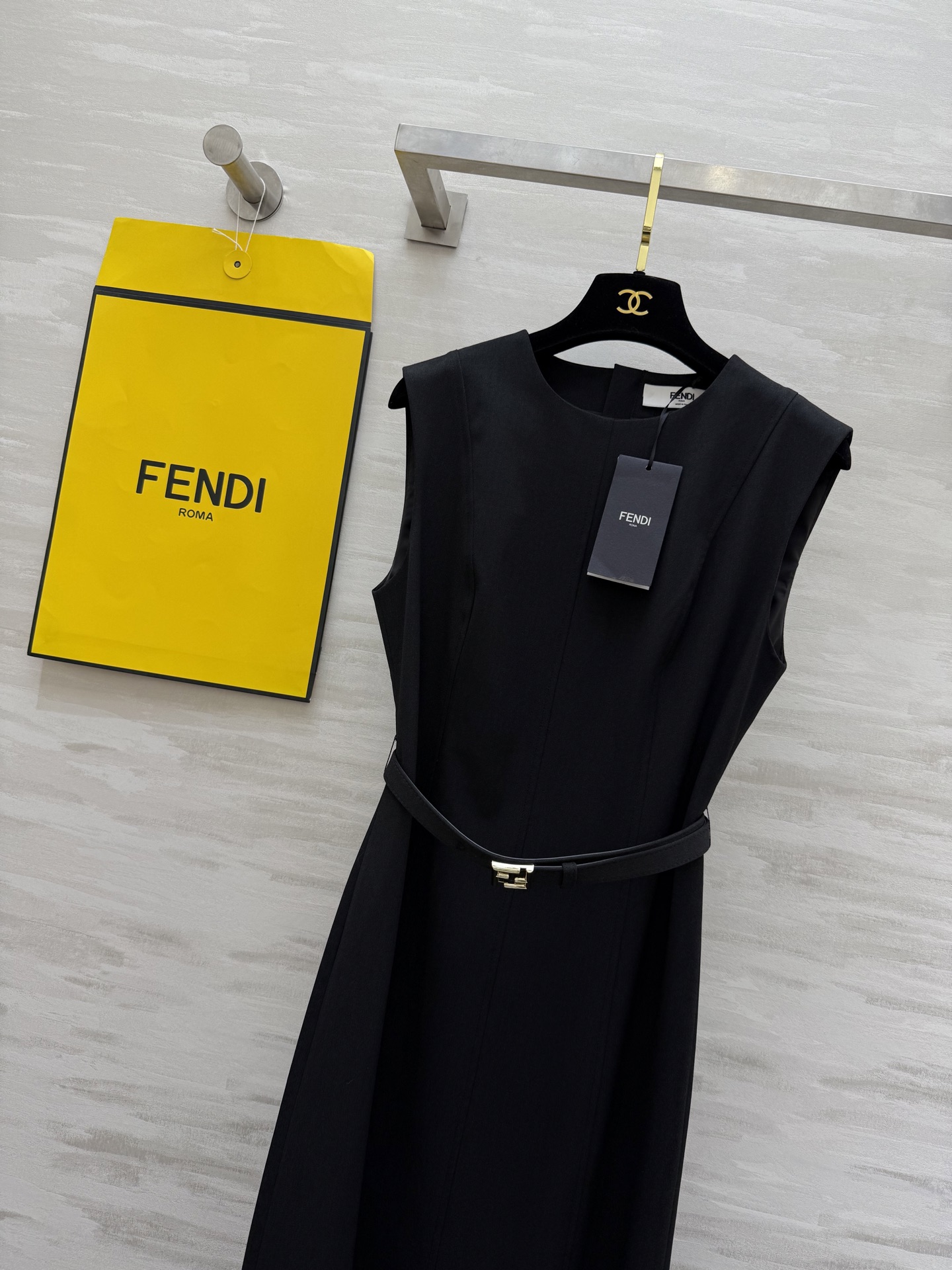 #FEND♡²⁵秋冬新款 「飒到炸廓形连衣裙」——不费力的大女主气场 高品质 现货首发size：S/M/