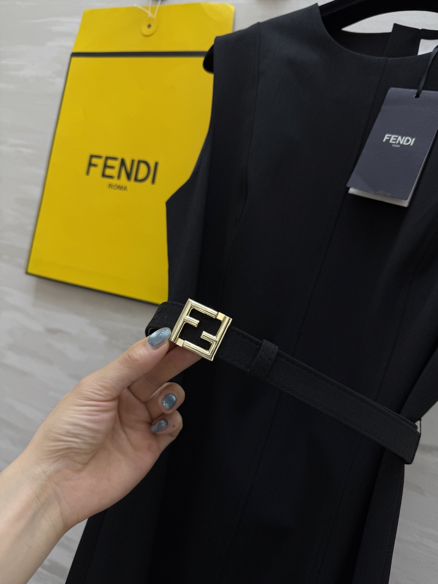 #FEND♡²⁵秋冬新款 「飒到炸廓形连衣裙」——不费力的大女主气场 高品质 现货首发size：S/M/