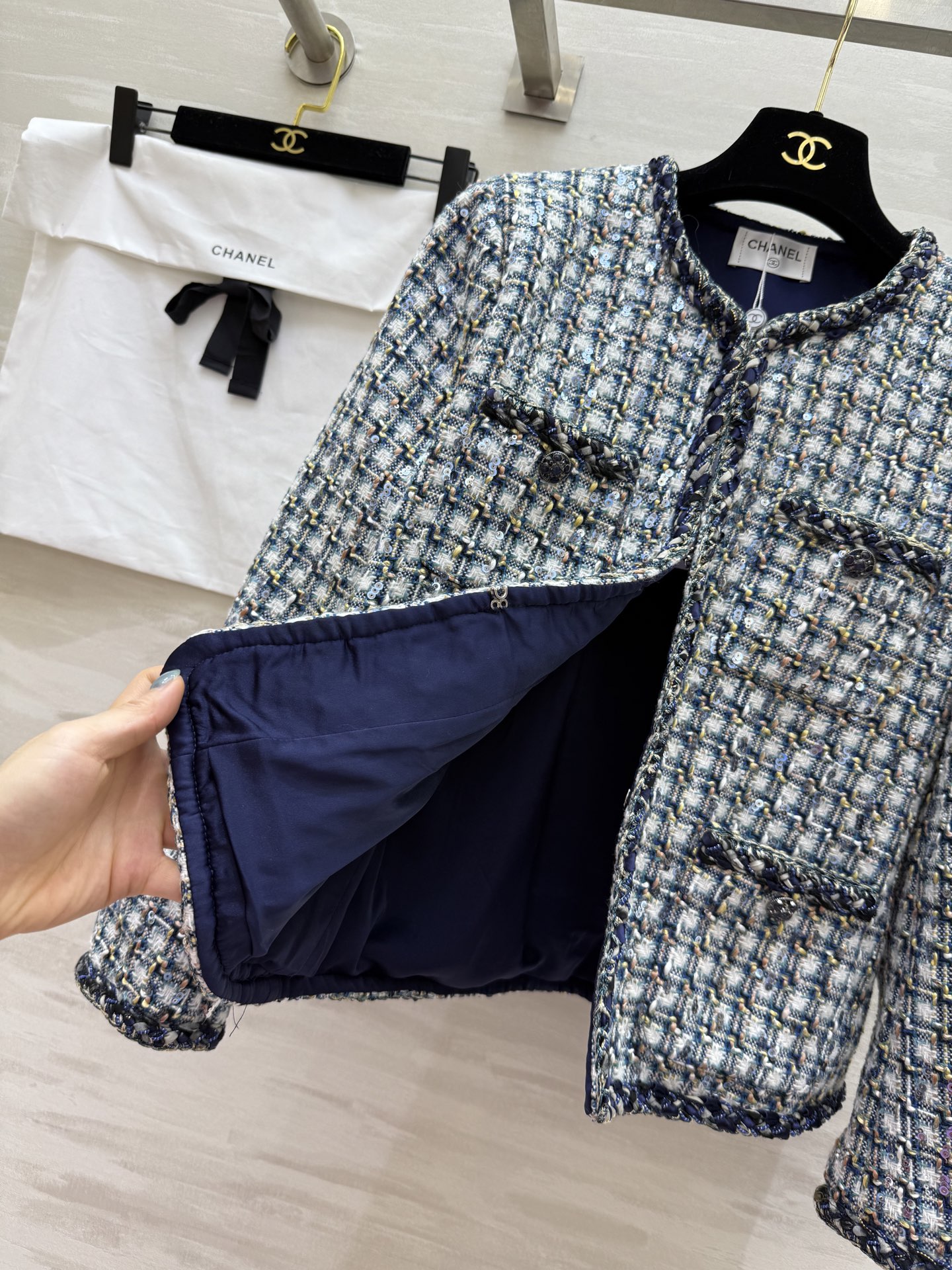 #Chane♡²⁵秋冬新款 粗花呢外套 蓝白黑几何图案优雅又高级 搭配精致纽扣和口袋 细节满分 面料保暖