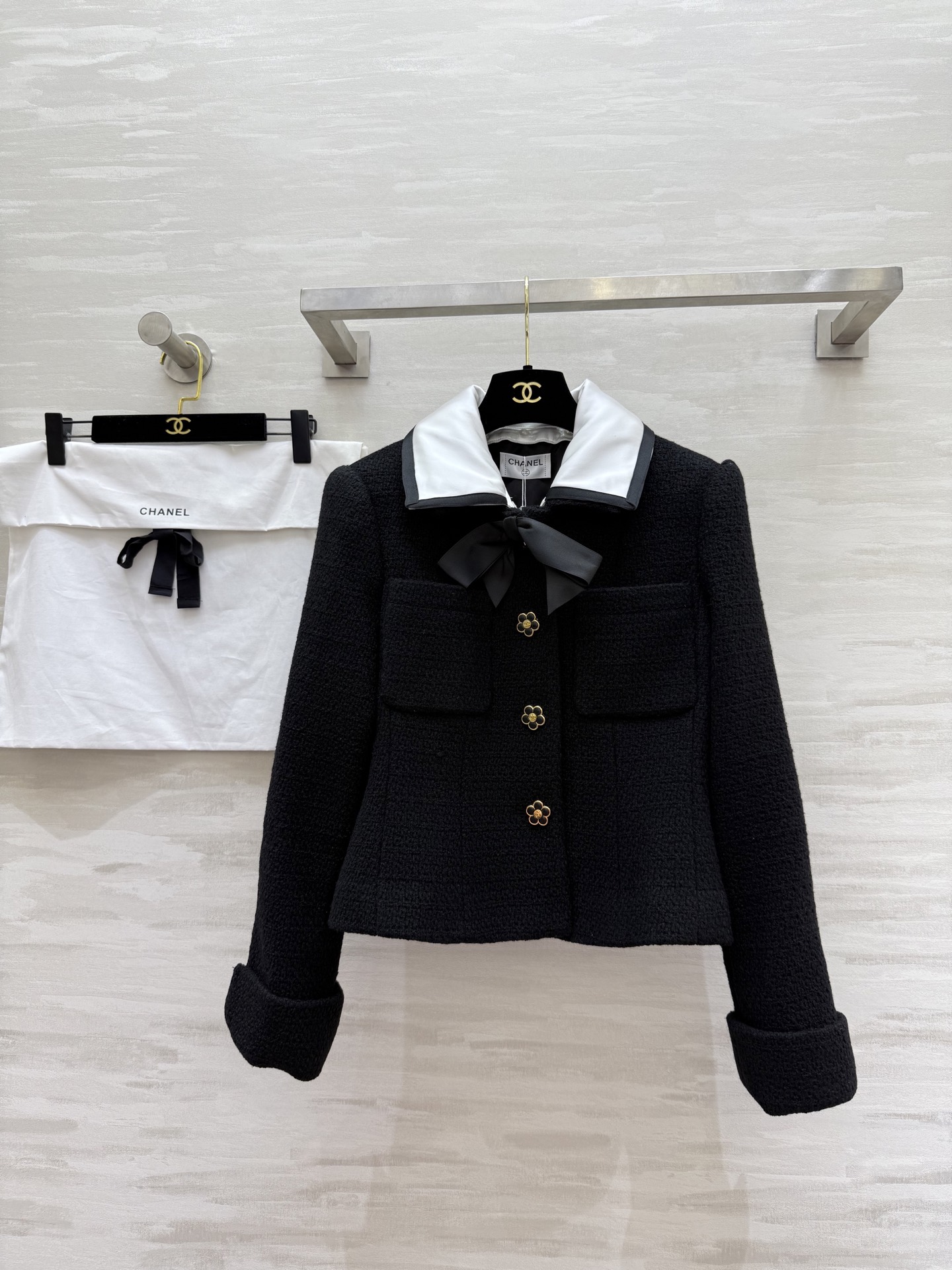 NO:576150,#Chane Vintage｜Camellia Button Contrast Color Lapel Wool Woven Tweed Jacket High Quality Customized Ready Available First Release Size36/38/40 (Size 36 Shoulder Width 38, Bust 88, Length 48),,chanel,jackets & coats,alexander wang19860909#Chane Vintage｜山茶花扣撞色翻领羊毛编织花呢外套 高品质定制 现货首发size36/38/40（36码肩宽38,胸围88,衣长48）,,chanel,jackets & coats,alexander wang,Women's clothing