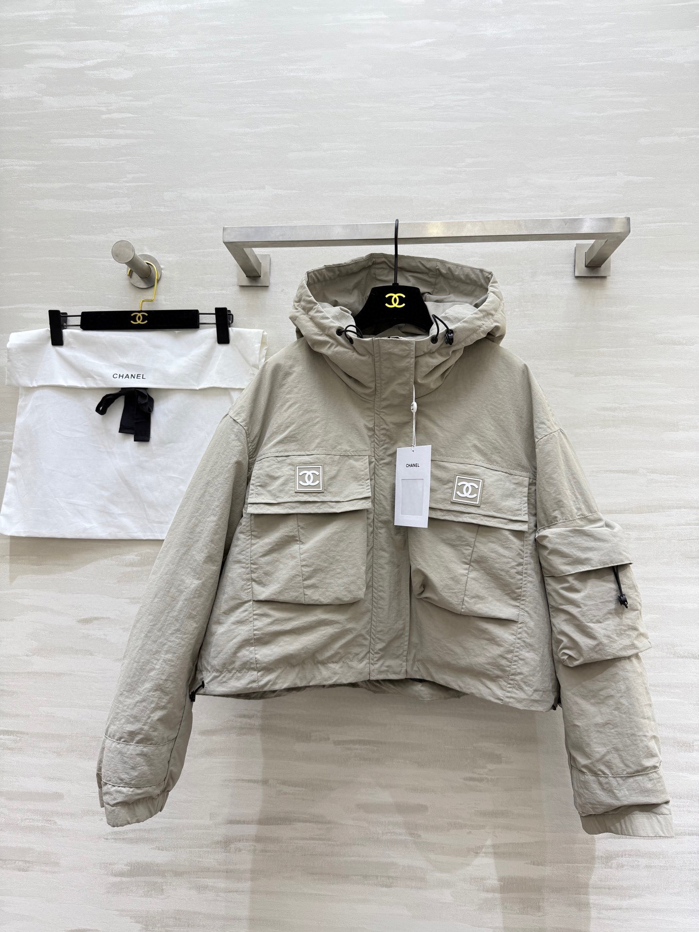 NO:576152,Comes with dust bag #Chane new autumn and winter style, second-hand series, hooded short jacket, down jacket, high quality customization, ready for sale, size 36/38/40 (shoulder width 54, bust 112, length 50),,chanel,jackets & coats,down jacket,hats,alexander wang19860909配防尘袋#Chane秋冬新款 中古系列 连帽短款夹克羽绒棉服 高品质定制 现货首发size36/38/40（36码肩宽54,胸围112,衣长50）,,chanel,jackets & coats,down jacket,hats,alexander wang,Women's clothing