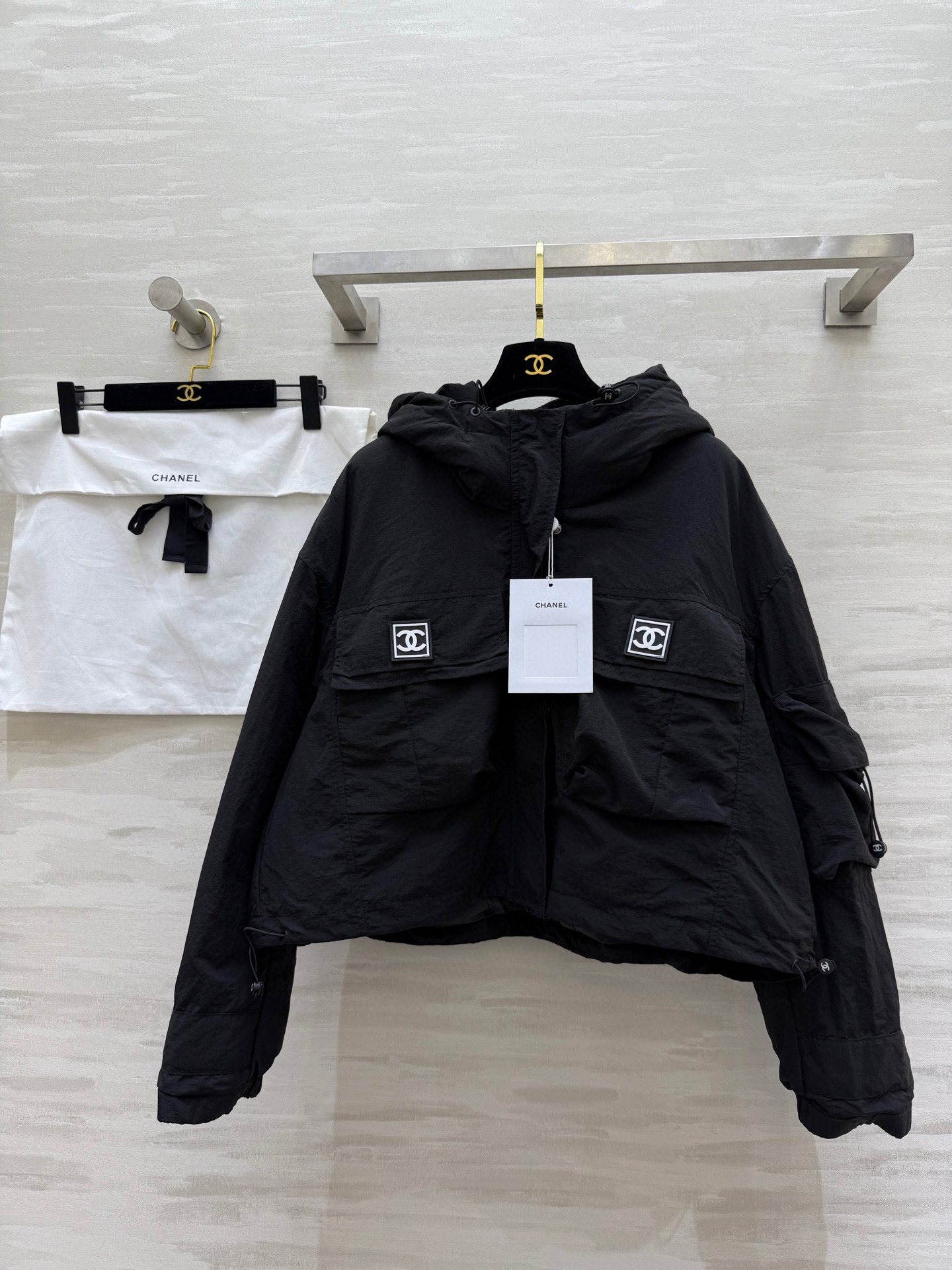 NO:576156,Comes with dust bag #Chane new autumn and winter style, second-hand series, hooded short jacket, down jacket, high quality customization, ready for sale, size 36/38/40 (shoulder width 54, bust 112, length 50),,chanel,jackets & coats,down jacket,hats,alexander wang19860909配防尘袋#Chane秋冬新款 中古系列 连帽短款夹克羽绒棉服 高品质定制 现货首发size36/38/40（36码肩宽54,胸围112,衣长50）,,chanel,jackets & coats,down jacket,hats,alexander wang,Women's clothing