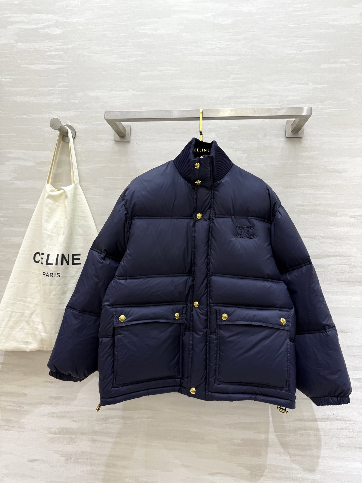 NO:576277,Comes with dust bag #Celin new autumn and winter goose down jacket. The inside is filled with national standard 90 white goose down. Super fluffy and warm. Exquisite and high-end molded custom hardware buttons. Logo embroidery on the front. High quality. Available in stock. SizeS/M/L (S size shoulder width 52, bust 120, length 62),,celine,down jacket,alexander wang19860909配防尘袋#Celin秋冬新款 鹅绒羽绒服 内里国标90白鹅绒填充 超级蓬松保暖 开模定制五金纽扣精致高级 前襟logo刺绣 高品质 现货首发sizeS/M/L（s码肩宽52,胸围120,衣长62）,,celine,down jacket,alexander wang,Women's clothing