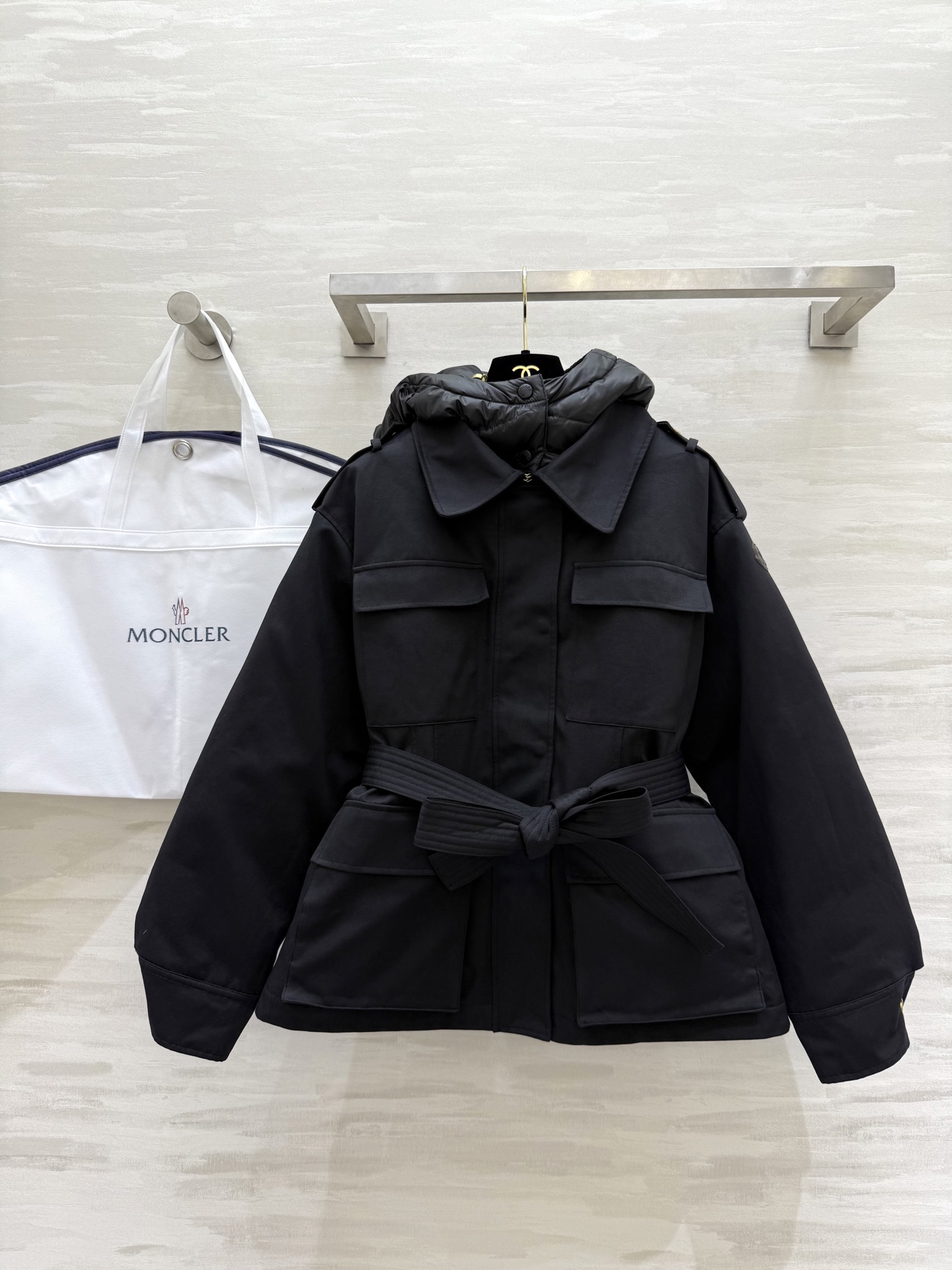 NO:576289,Comes with dust bag #Moncle new autumn and winter windbreaker style. Hidden down lining with 90% white goose down filling. Fluffy and warm. The outer windbreaker style is fashionable and handsome. Detachable hood design. High-quality customization. Ready for sale. SizeS/M/L (S size bust 110, length 65,, down jacket, hats, alexander wang19860909配防尘袋#Moncle秋冬新款 风衣款 隐藏式羽绒内里90白鹅绒填充 蓬松保暖 外层风衣款式时髦帅气 可拆卸连帽设计 高品质定制 现货首发sizeS/M/L（s码胸围110,衣长65,,down jacket,hats,alexander wang,Women's clothing