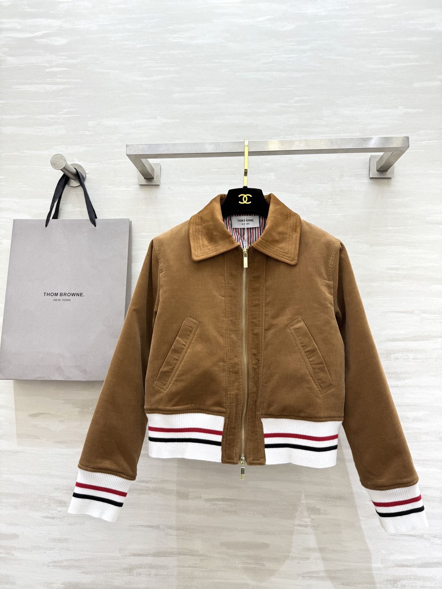 NO:576292,#Thom Brown Maillard Jacket Cotton Jacket Dark brown is a hot color in autumn and winter. The whole set of corduroy fabric and splicing is very high-end. High-quality customization. Available in stock first size S/M/L (S size bust 94, length 50),,jackets & coats,jackets & coats,alexander wang19860909#Thom Brown美拉德夹克棉服外套 深棕是秋冬大熱顏色 整套燈心絨面料加拼接十分高級 高品质定制 现货首发sizeS/M/L（s码胸围94,衣长50）,,jackets & coats,jackets & coats,alexander wang,Women's clothing