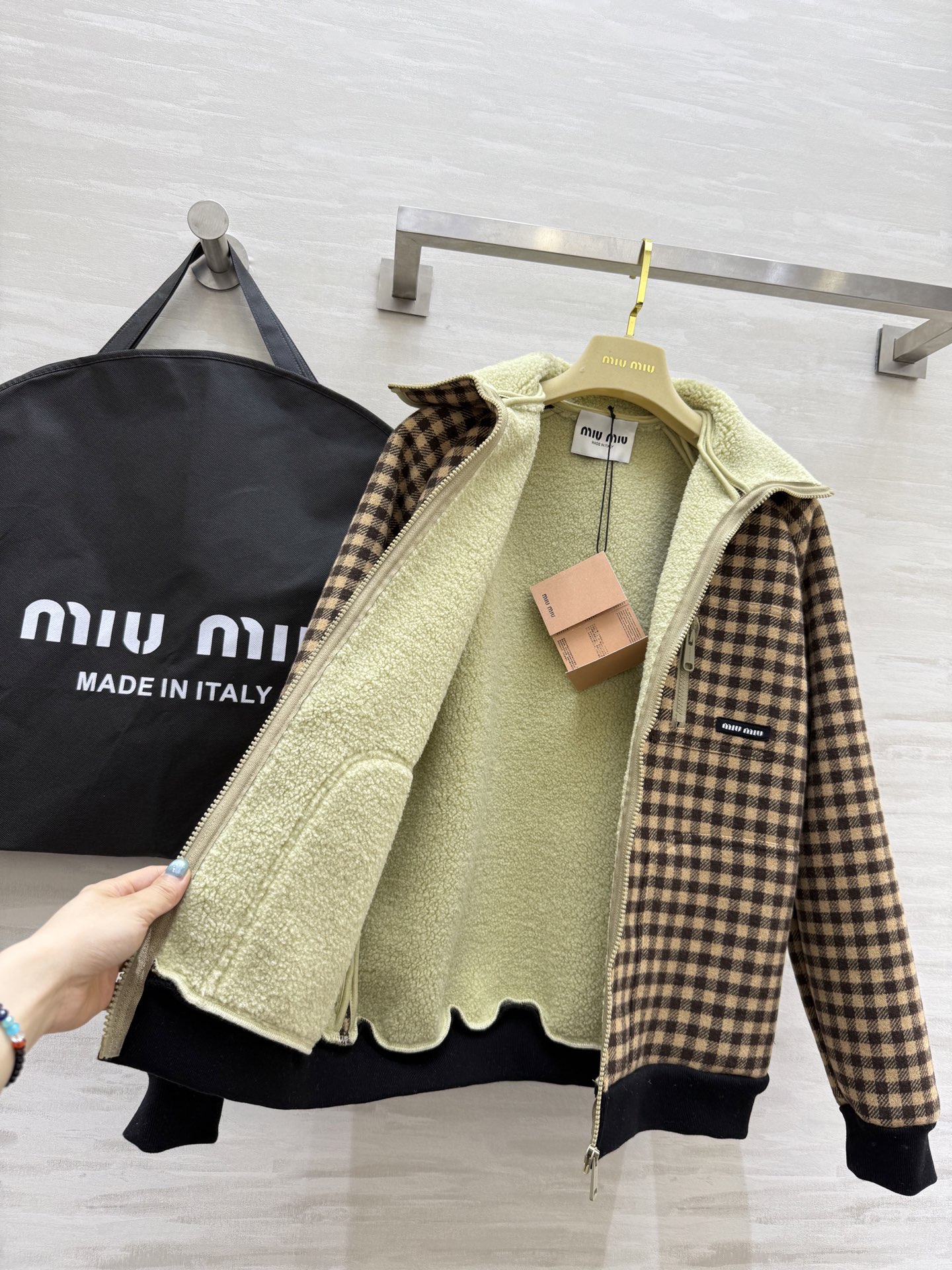 #Miumi♡²⁵秋冬新款 可露丽复古格子风环保羔毛外套 高品质定制 现货首发size：S/M/L（s码