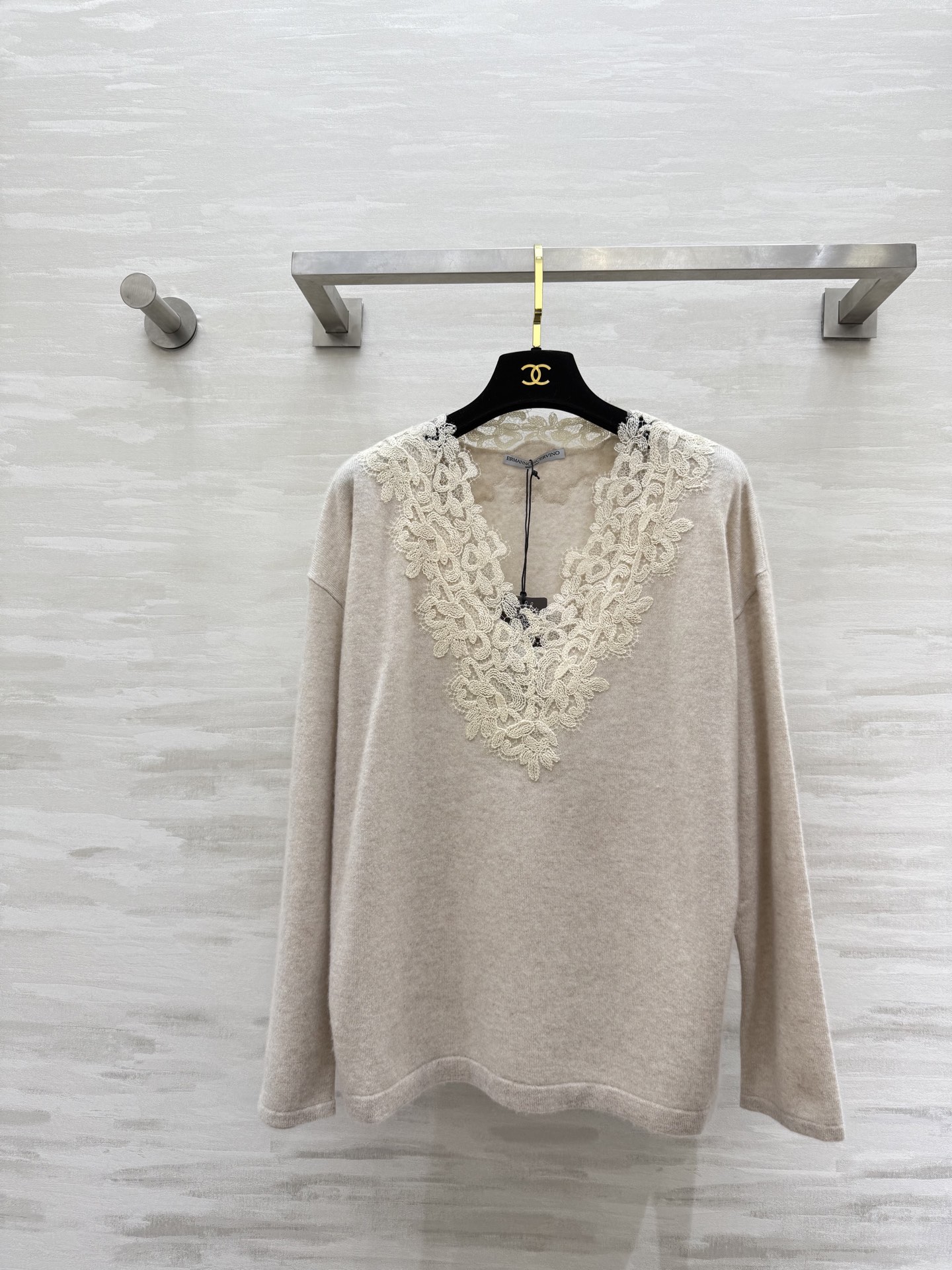 NO:576392,Ermanno Scervino lace spliced ​​cashmere top is made of high-quality cashmere, soft and delicate, and super comfortable to wear in autumn and winter!  The V-neck + exquisite lace is elegant and feminine. It can be worn or worn under the body. The knitting process fits the body shape and highlights the lines. The loose version is suitable for many occasions. It can be easily used for commuting and leisure. The lace details make simplicity more advanced. It is a must-have item for autumn and winter wardrobe!  High quality customization, available in stock first size S/M/L (M size bust 106, length 60),,alexander wang19860909Ermanno Scervino蕾丝拼接羊绒上衣 选用高品质羊绒柔软细腻 秋冬穿超舒服！V领+精致蕾丝花边优雅又女人味 穿or内搭都OK 针织工艺贴合身形 显线条 宽松版型适合多场合 通勤休闲都能轻松驾驭 蕾丝细节让简约更高级 是秋冬衣橱必备单品！高品质定制 现货首发sizeS/M/L（M码胸围106,衣长60）,,alexander wang,Women's clothing