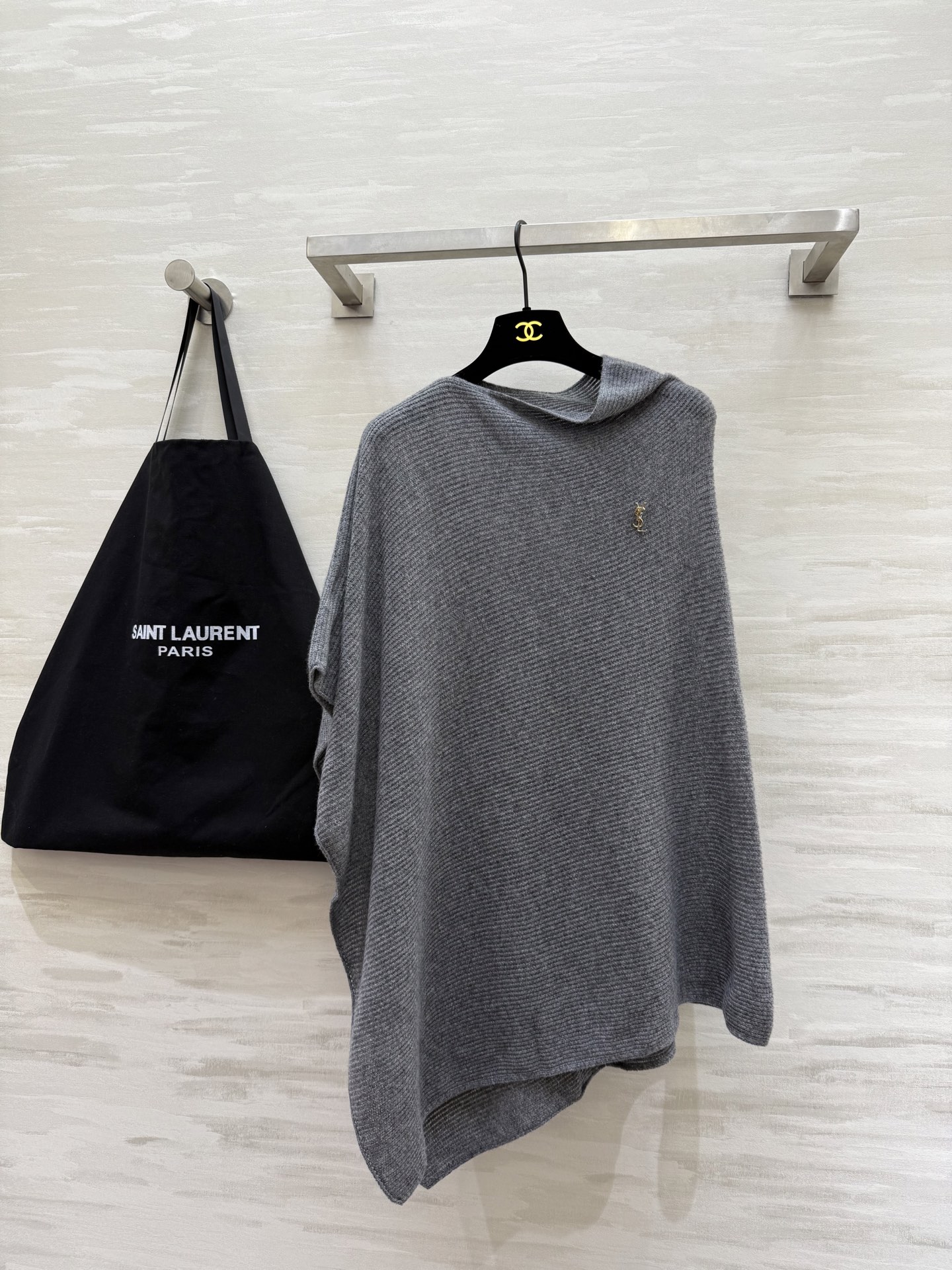 NO:576371,#ysl new style for autumn and winter. Irregular wool knitted shawl cape. Modern and fashionable. The wool texture feels soft and skin-friendly. The front and rear are asymmetrical and casual. High-quality customization. Available in stock. SizeM/L (size M shawl length 101, top width 50, saint laurent, shawls, alexander wang19860909#ysl秋冬新款 不规则羊毛针织披肩斗篷 摩登时髦 羊毛质地手感软糯亲肤 前后不对称随意大气 高品质定制 现货首发sizeM/L（M码披肩长101,上宽50,,saint laurent,shawls,alexander wang,Women's clothing