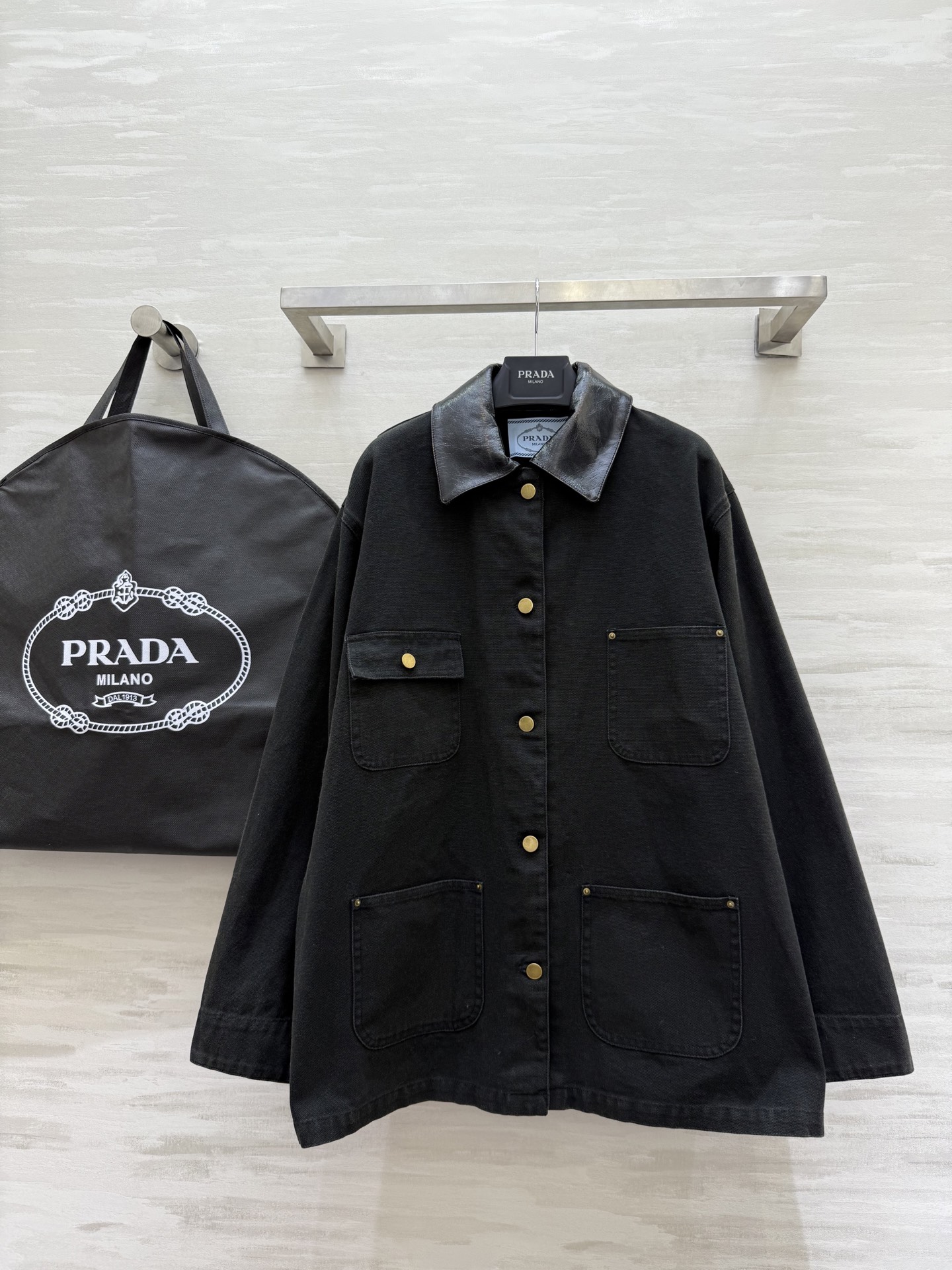 NO:576518,#Prad Autumn and winter new style retro fashionable work jacket with soft sheepskin stitching on the collar, handsome and fashionable. The relaxed feeling brought by the Michigan multi-pocket jacket is irreplaceable. Retro style. Don’t miss it when it is super hot. High-quality customization. Available in stock first size 36/38/40 (38 shoulder width 49, chest 120, length 75),, prada, jackets & coats, sheepskin, alexander wang19860909#Prad秋冬新款 复古时髦工装夹克 领口柔软绵羊皮拼接帅气时髦 密歇根多口袋夹克带来的松弛感无可替代 复古风 超火的当下不容错过 高品质定制 现货首发size36/38/40（38肩宽49,胸围120,衣长75）,,prada,jackets & coats,sheepskin,alexander wang,Women's clothing