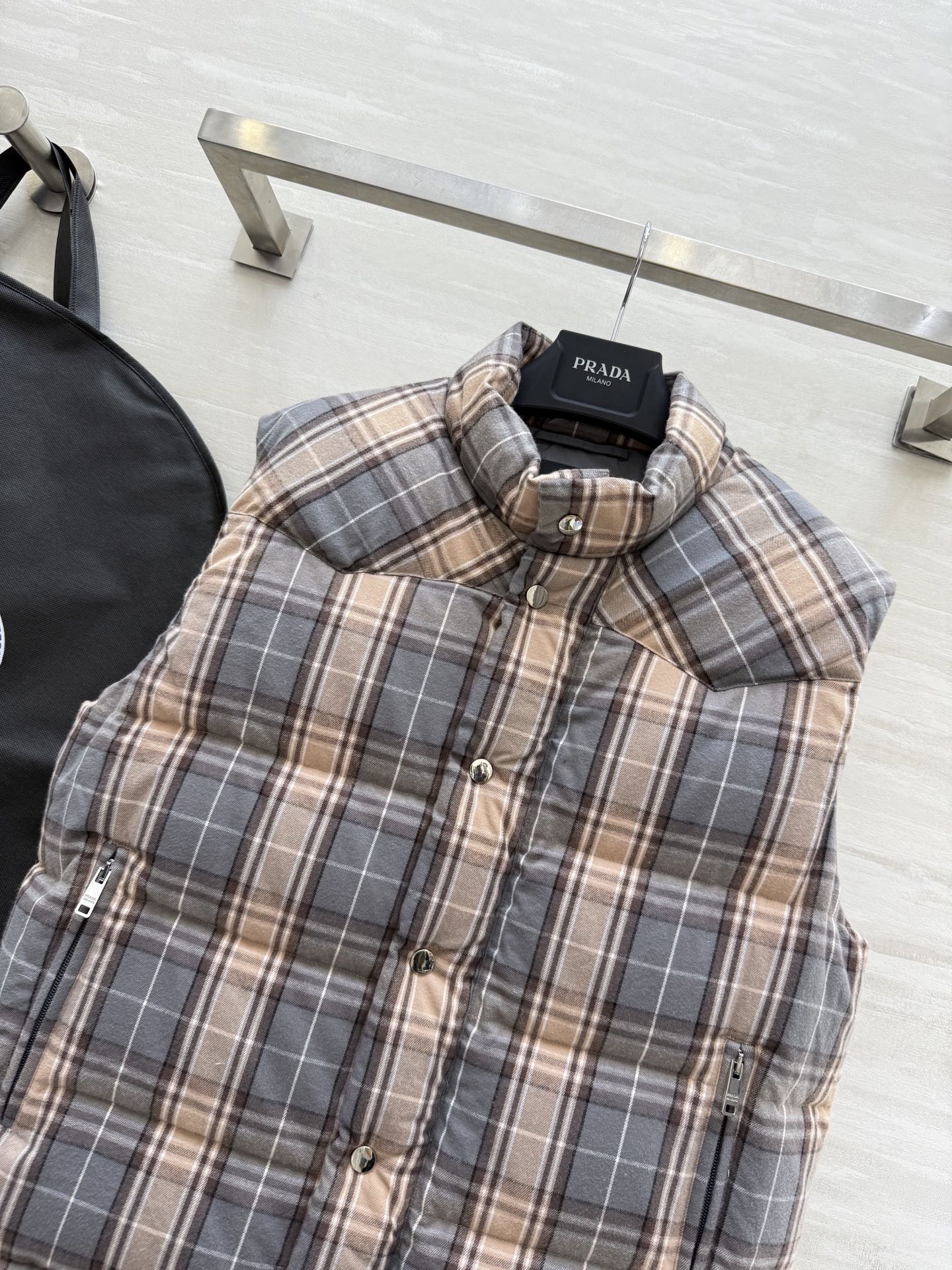 #Prada♡²⁵秋冬新款 格纹羽绒 背心马夹外套 复古格纹交织出英伦风情 90%高蓬松鹅绒填充 轻盈保