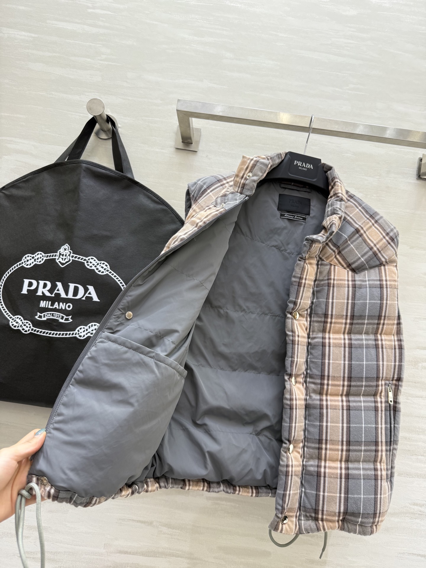#Prada♡²⁵秋冬新款 格纹羽绒 背心马夹外套 复古格纹交织出英伦风情 90%高蓬松鹅绒填充 轻盈保