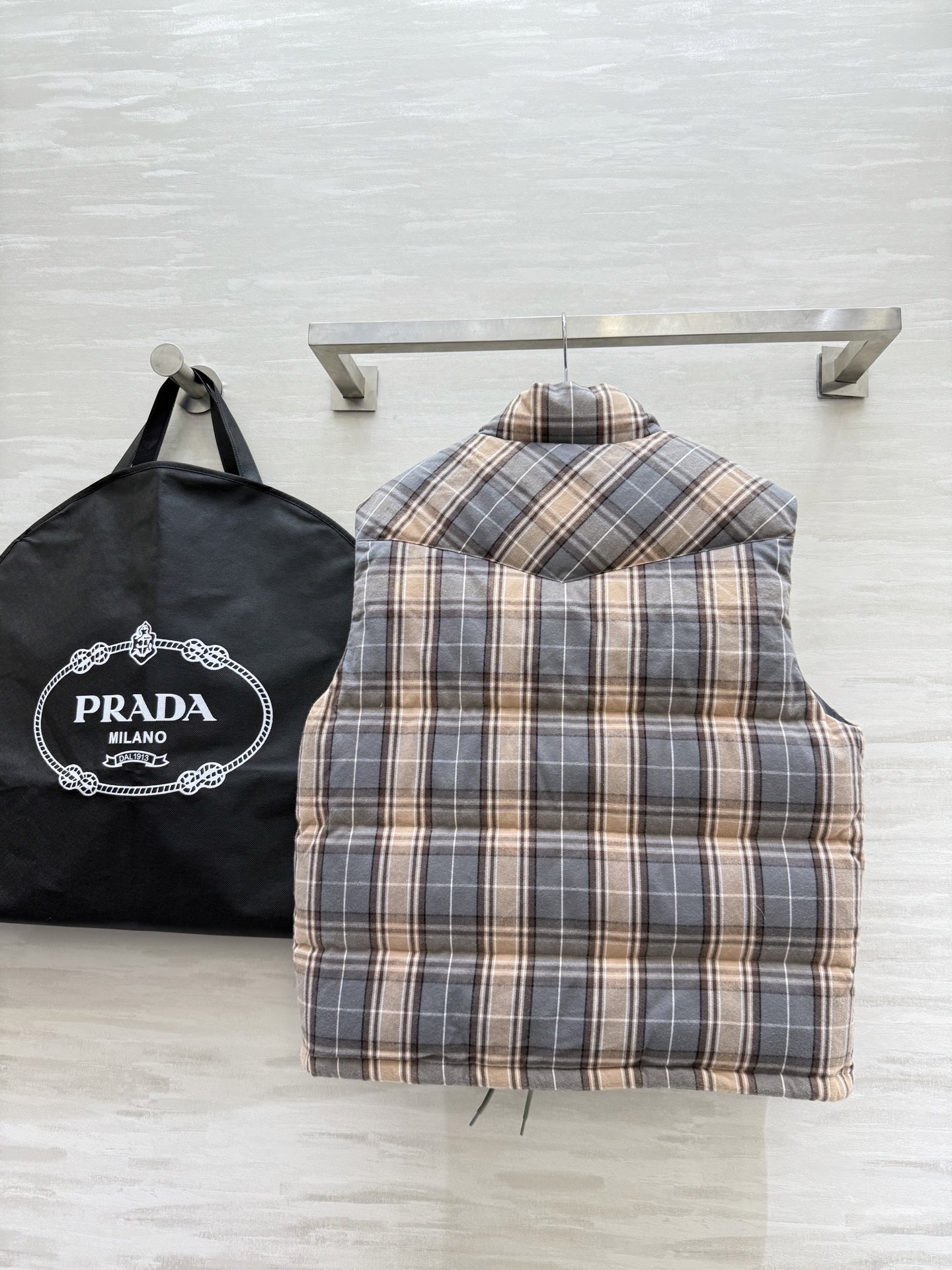 #Prada♡²⁵秋冬新款 格纹羽绒 背心马夹外套 复古格纹交织出英伦风情 90%高蓬松鹅绒填充 轻盈保