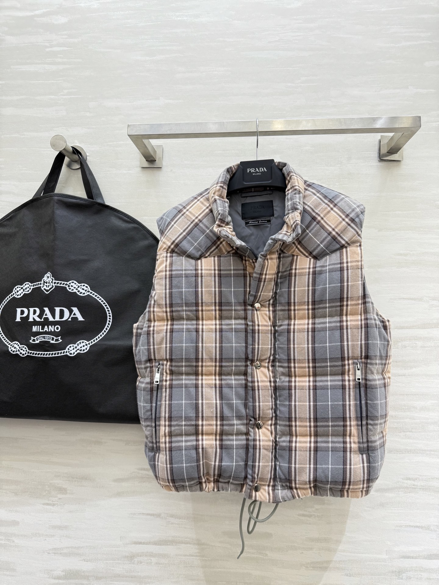 #Prada♡²⁵秋冬新款 格纹羽绒 背心马夹外套 复古格纹交织出英伦风情 90%高蓬松鹅绒填充 轻盈保