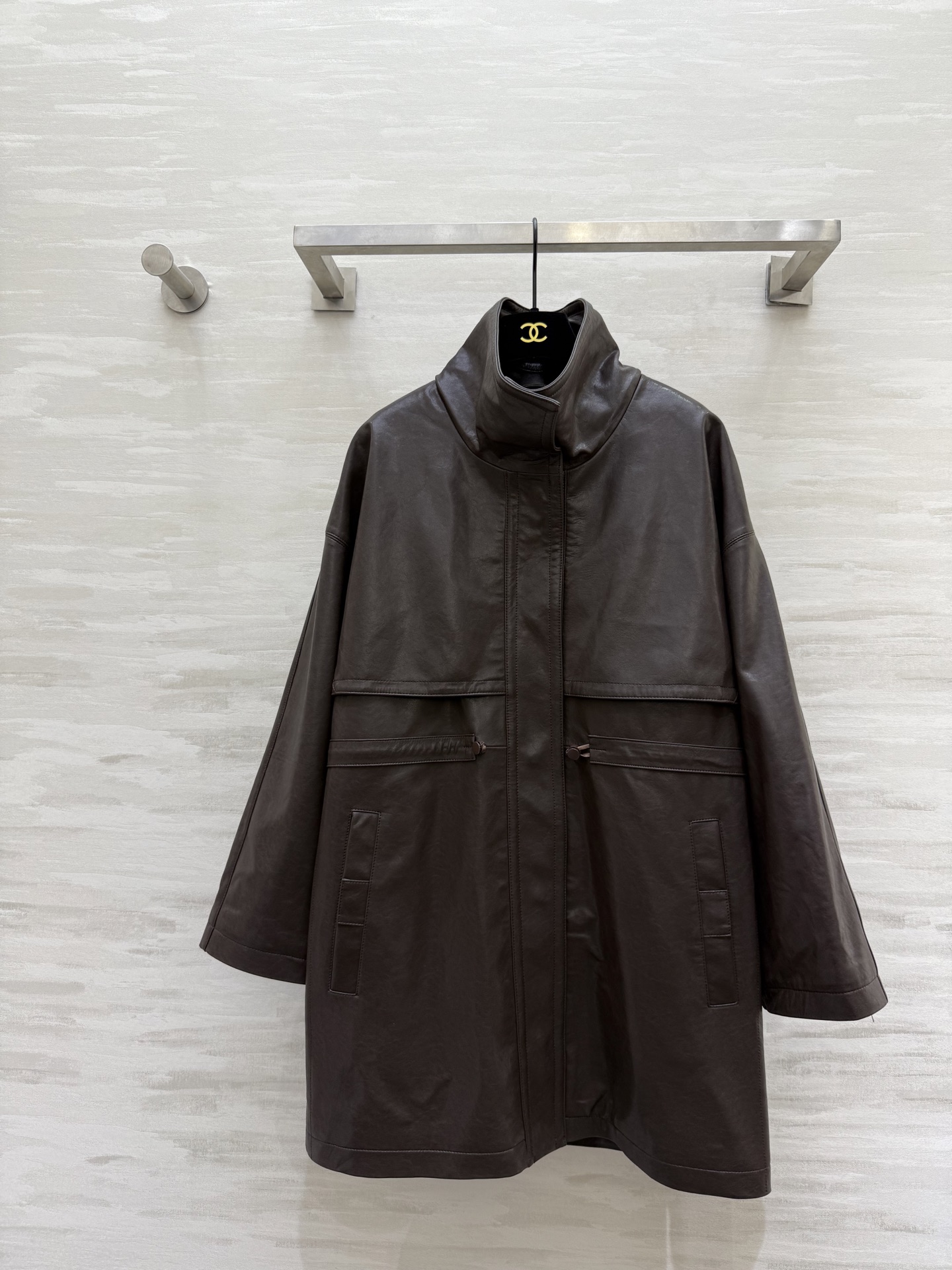 NO:576533,Comes with dust bag #the row new style for autumn and winter. Sheepskin leather jacket looks retro and sexy. Select sheepskin fabric imported from the UK. It feels smooth and has a natural bubble texture on the surface. It gives a unique style and texture. High-quality customization. Available in stock first size 0/1/2 (size 0, shoulder width 62, chest 104, length 85,, jackets & coats, leather jacket, sheepskin, alexander wang19860909配防尘袋#the row秋冬新款 羊皮革皮衣外套 穿出复古率性感 甄选英国进口羊皮面料 触感顺滑 表面有自然泡感肌理 赋予独特的风格质感 高品质定制 现货首发size0/1/2（0码肩宽62,胸围104,衣长85,,jackets & coats,leather jacket,sheepskin,alexander wang,Women's clothing