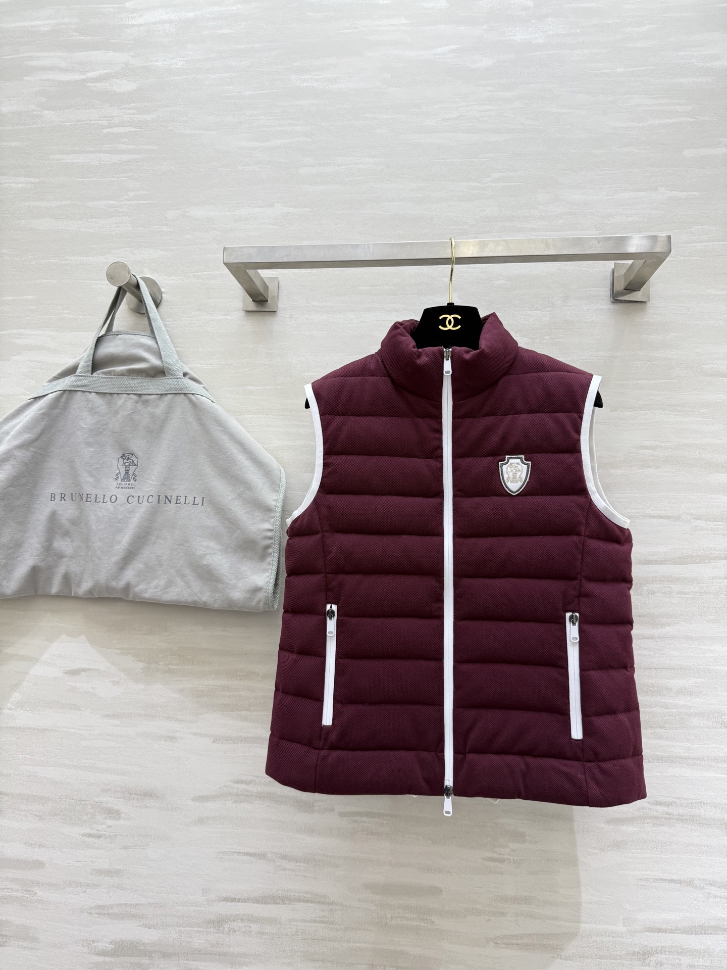 NO:576536,Comes with dust bag #Brunello Cucinell Tennis Capsule Series Goose Velvet Vest. Burgundy lightweight material. Simple and elegant. Stand-up collar + white zipper design. Full of sportiness yet high-end. Chest badge and side pocket details. Practical and recognizable. Suitable for daily leisure or light sports. It goes well with tennis-style suits or simple clothing. It is both functional and fashionable. It is one of the representative items of light sports style. High-quality customization.  Available now: size 36/38/40 (size 38, bust 92, length 47), brunello cucinelli, alexander wang19860909配防尘袋#Brunello Cucinell网球胶囊系列鹅绒马甲 酒红色轻量材质 简约优雅 立领+白色拉链设计 运动感满满又不失高级 胸前徽章和侧边口袋细节 实用又有辨识度 适合日常休闲或轻运动 搭配网球风套装或简约服饰都很出彩 兼具功能性和时尚感 是轻运动风代表单品之一 高品质定制 现货首发size36/38/40（38码胸围92,衣长47）,,brunello cucinelli,alexander wang,Women's clothing