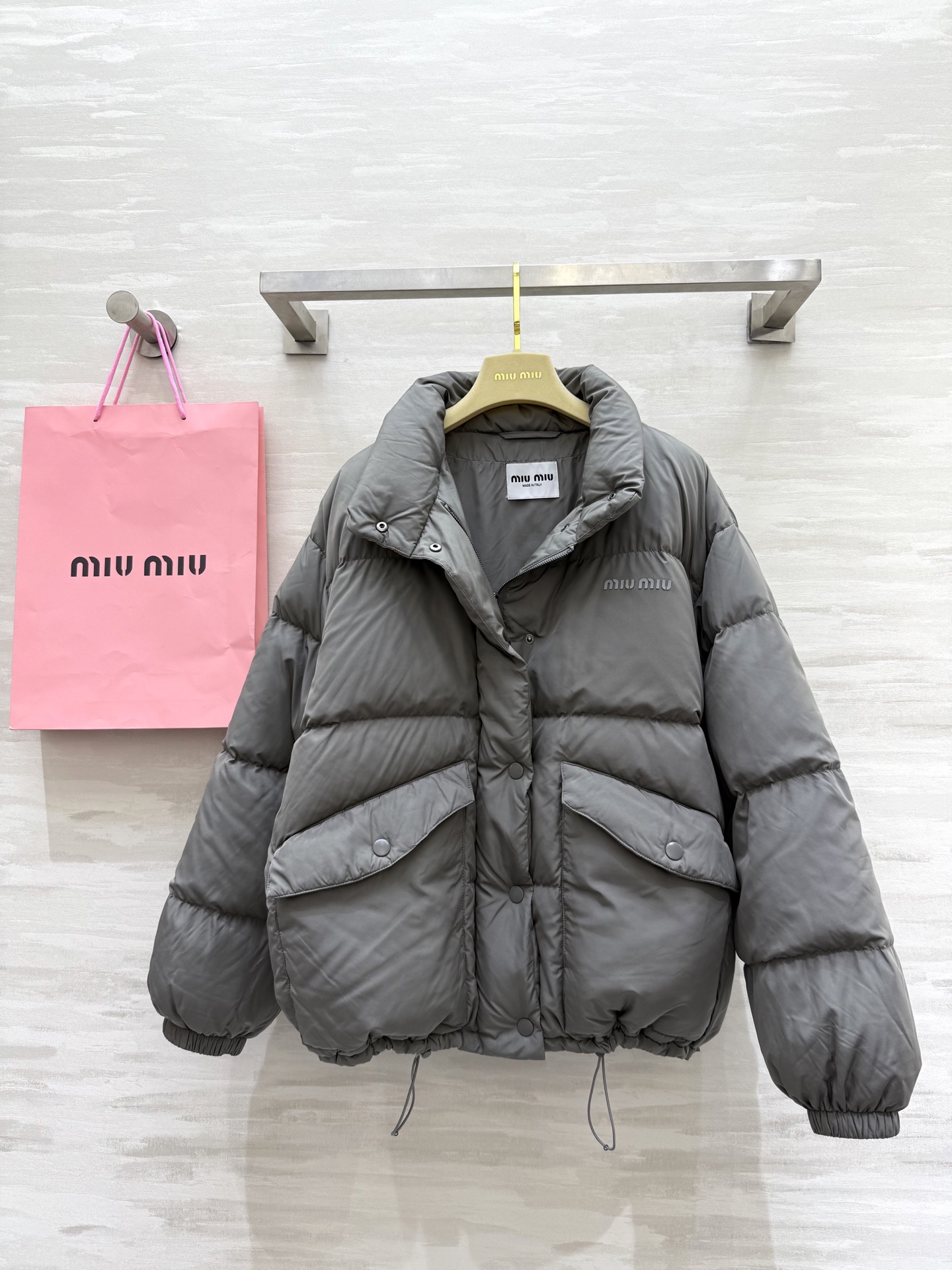 #MiuMi♡²⁵秋冬新款 灰色鹅绒羽绒服 轻盈柔软鹅绒填充 保暖又不厚重 简约大方设计 正面隐形拉链 