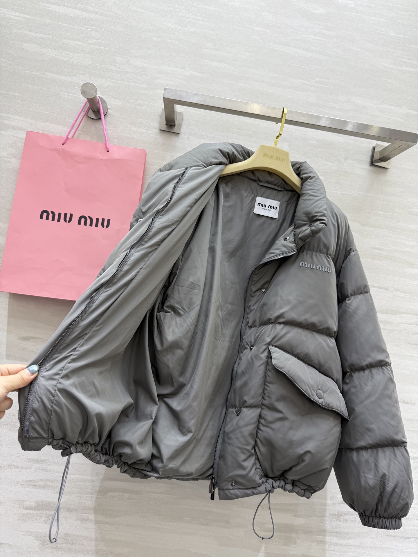 #MiuMi♡²⁵秋冬新款 灰色鹅绒羽绒服 轻盈柔软鹅绒填充 保暖又不厚重 简约大方设计 正面隐形拉链 