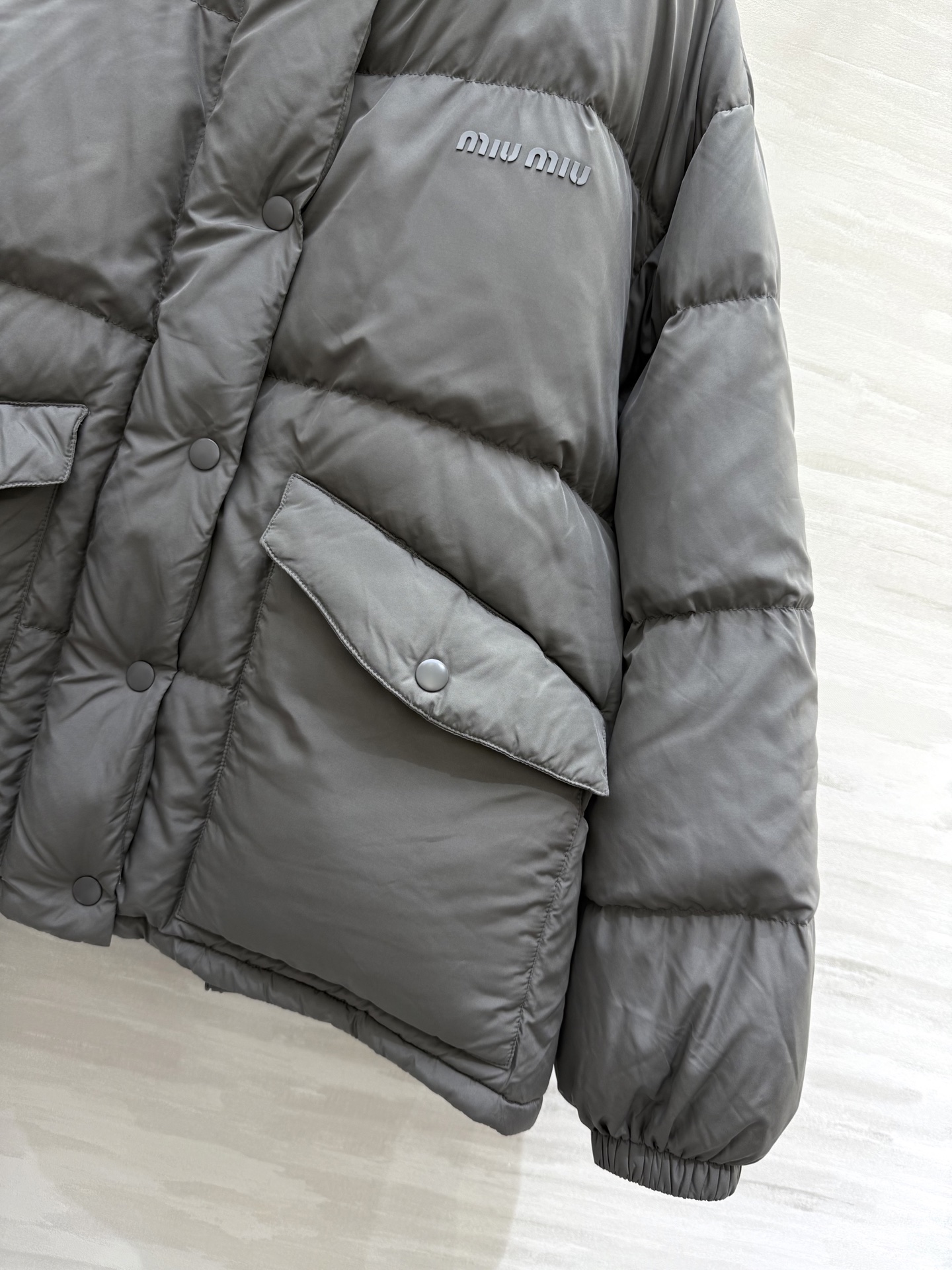 #MiuMi♡²⁵秋冬新款 灰色鹅绒羽绒服 轻盈柔软鹅绒填充 保暖又不厚重 简约大方设计 正面隐形拉链 