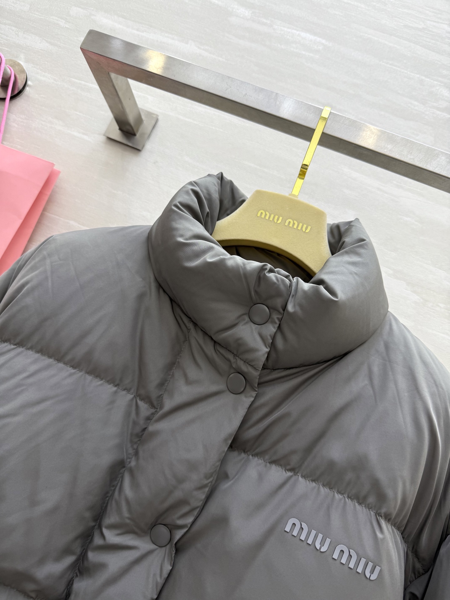 #MiuMi♡²⁵秋冬新款 灰色鹅绒羽绒服 轻盈柔软鹅绒填充 保暖又不厚重 简约大方设计 正面隐形拉链 