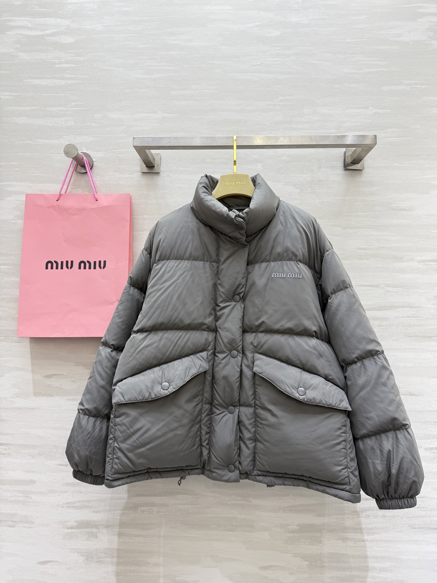 #MiuMi♡²⁵秋冬新款 灰色鹅绒羽绒服 轻盈柔软鹅绒填充 保暖又不厚重 简约大方设计 正面隐形拉链 