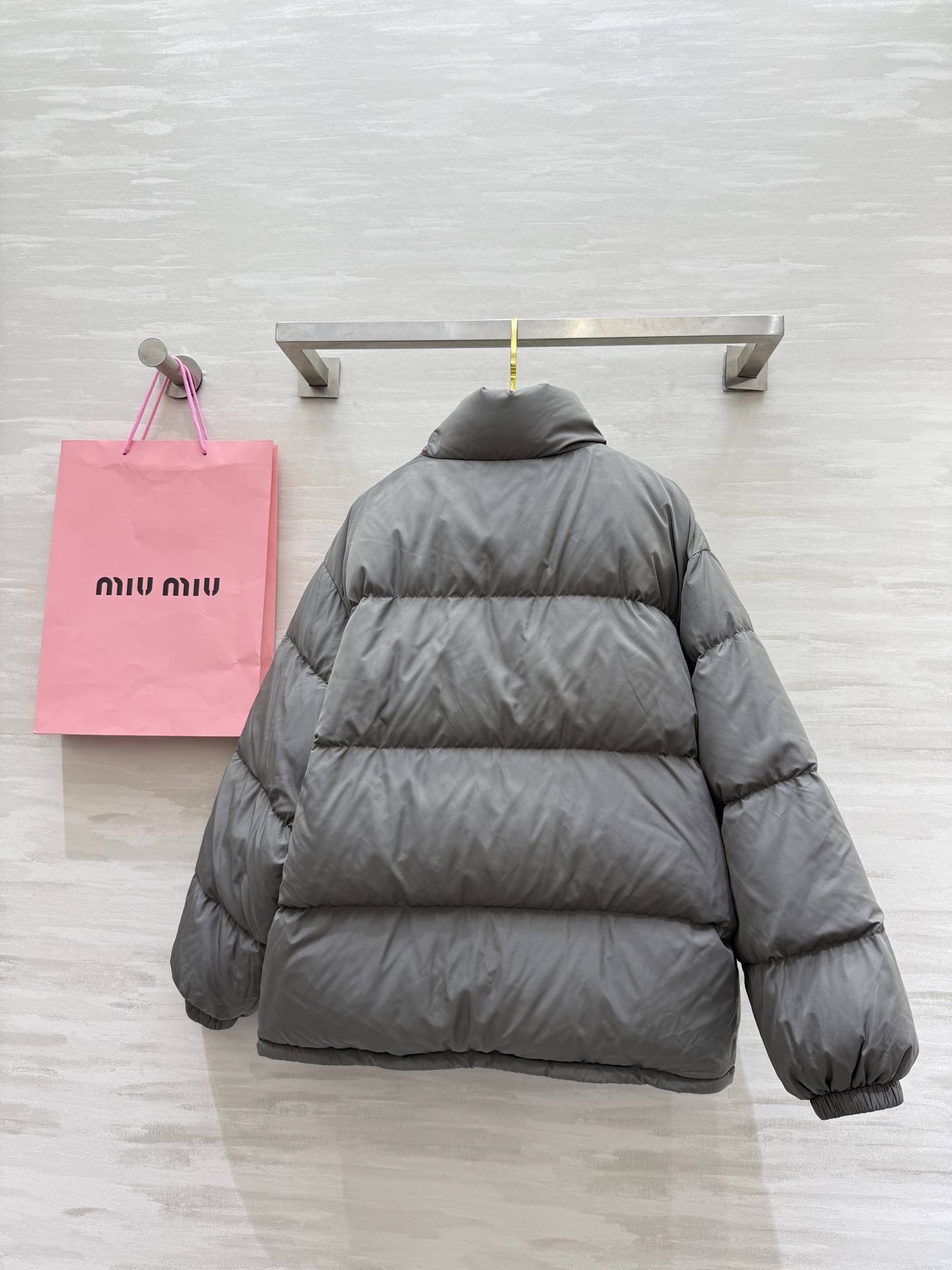 #MiuMi♡²⁵秋冬新款 灰色鹅绒羽绒服 轻盈柔软鹅绒填充 保暖又不厚重 简约大方设计 正面隐形拉链 