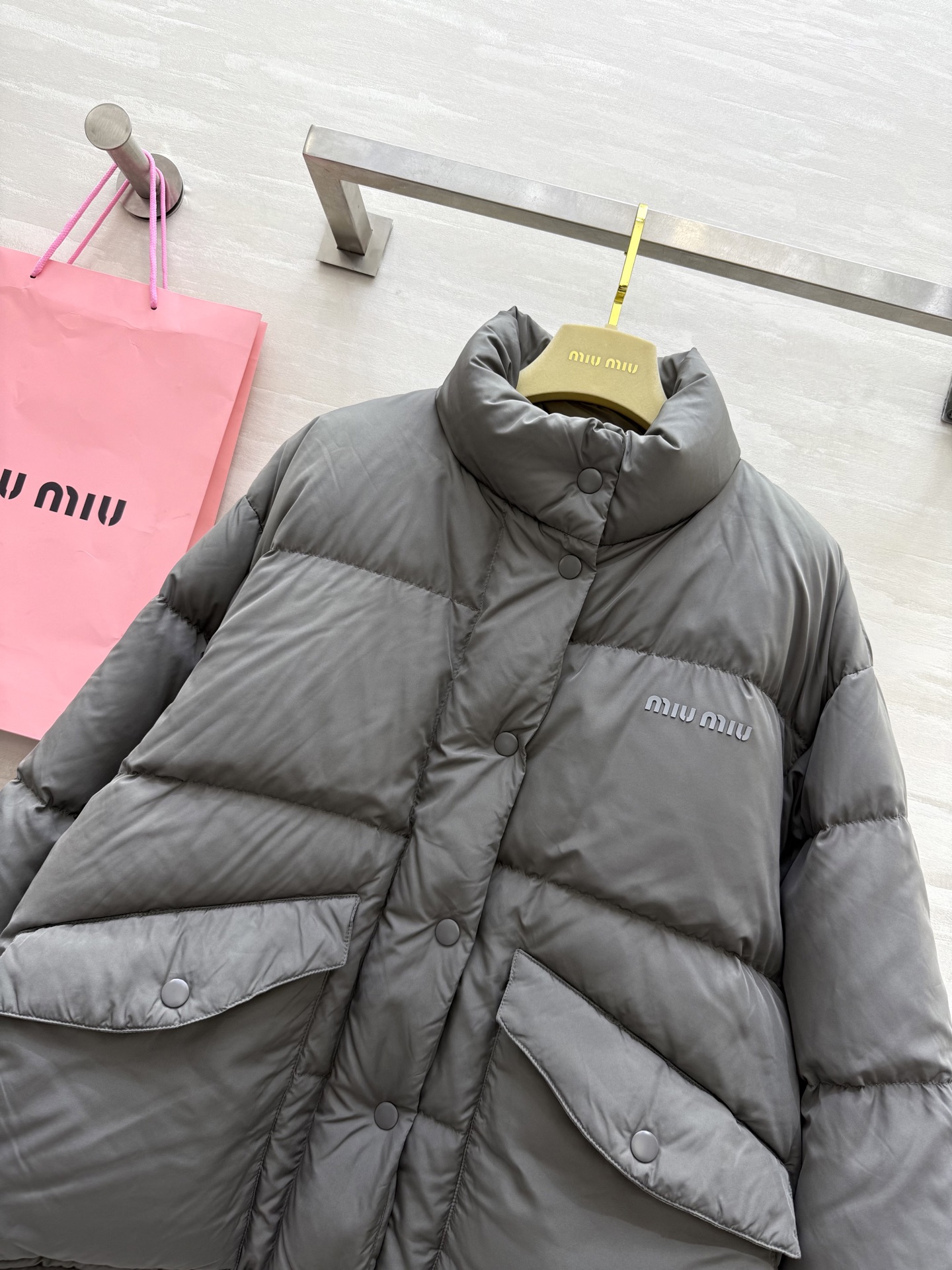 #MiuMi♡²⁵秋冬新款 灰色鹅绒羽绒服 轻盈柔软鹅绒填充 保暖又不厚重 简约大方设计 正面隐形拉链 