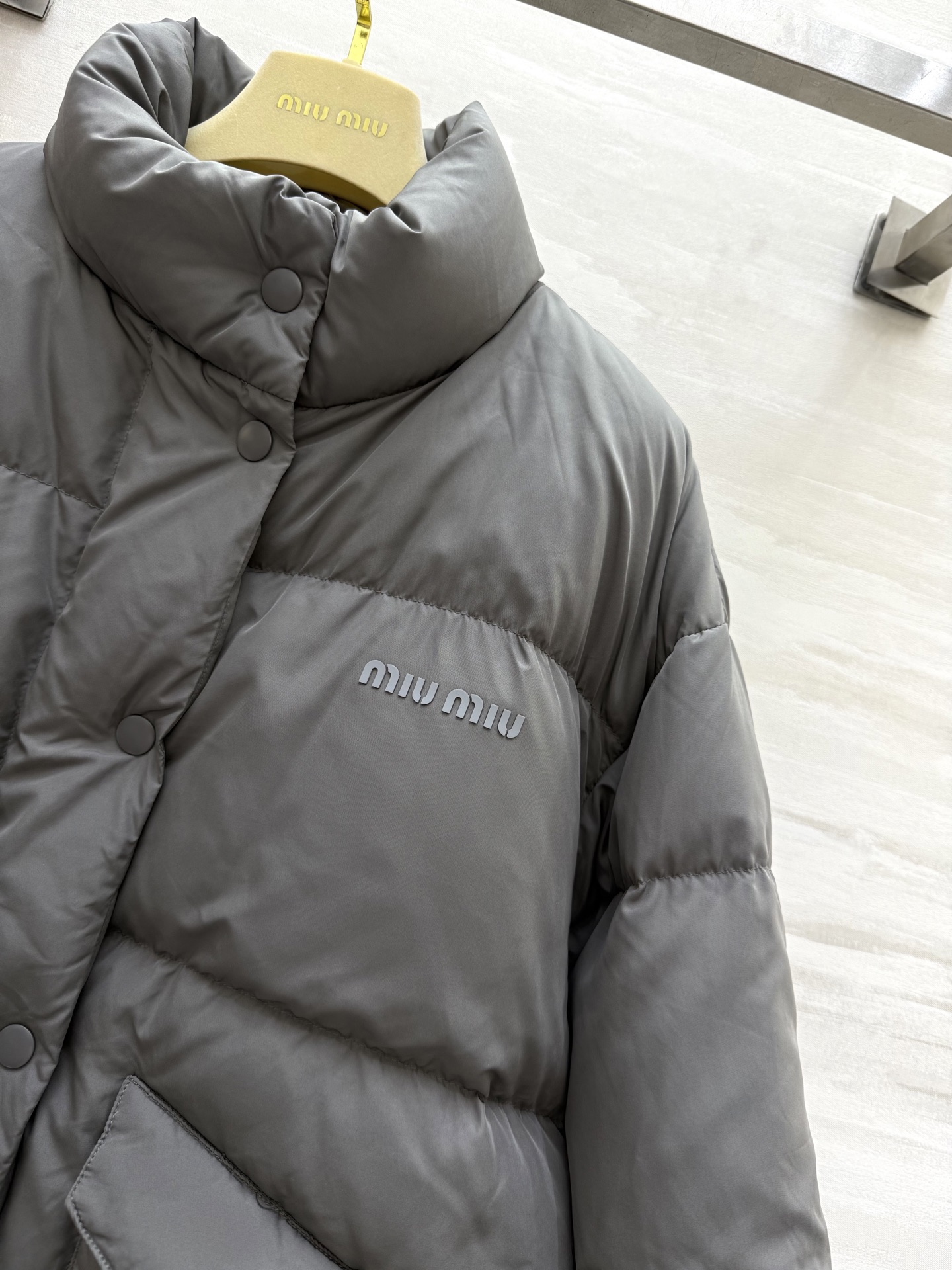 #MiuMi♡²⁵秋冬新款 灰色鹅绒羽绒服 轻盈柔软鹅绒填充 保暖又不厚重 简约大方设计 正面隐形拉链 