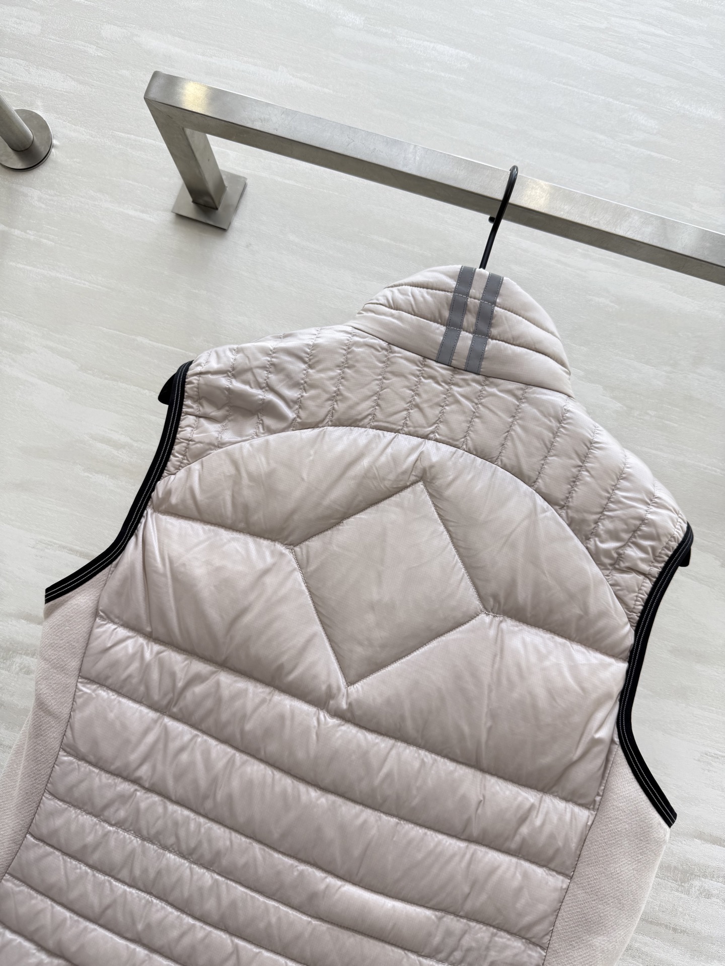 #加拿大鹅Crofton系列 羽绒马甲 轻薄设计 填充90%白鸭绒 防风又保暖 外层HyBridge L