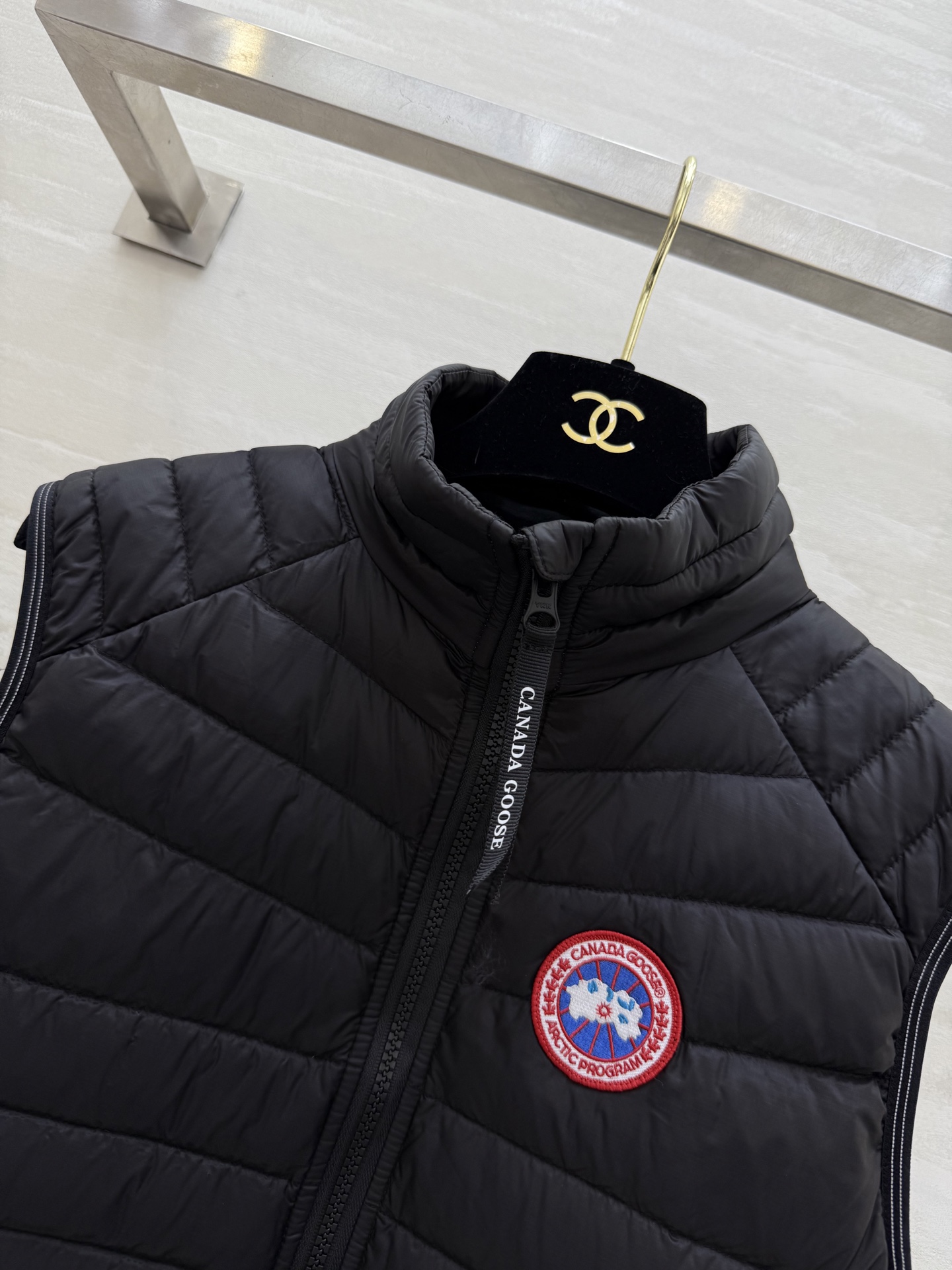 #加拿大鹅Crofton系列 羽绒马甲 轻薄设计 填充90%白鸭绒 防风又保暖 外层HyBridge L