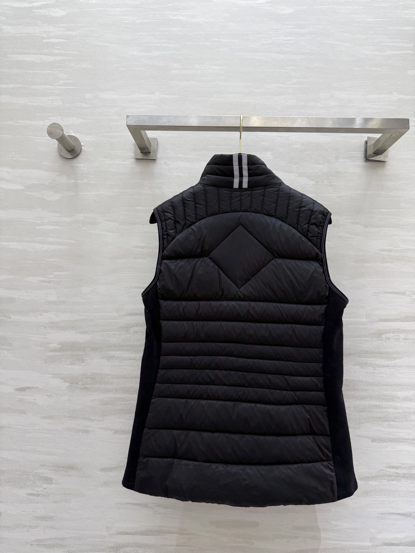 #加拿大鹅Crofton系列 羽绒马甲 轻薄设计 填充90%白鸭绒 防风又保暖 外层HyBridge L