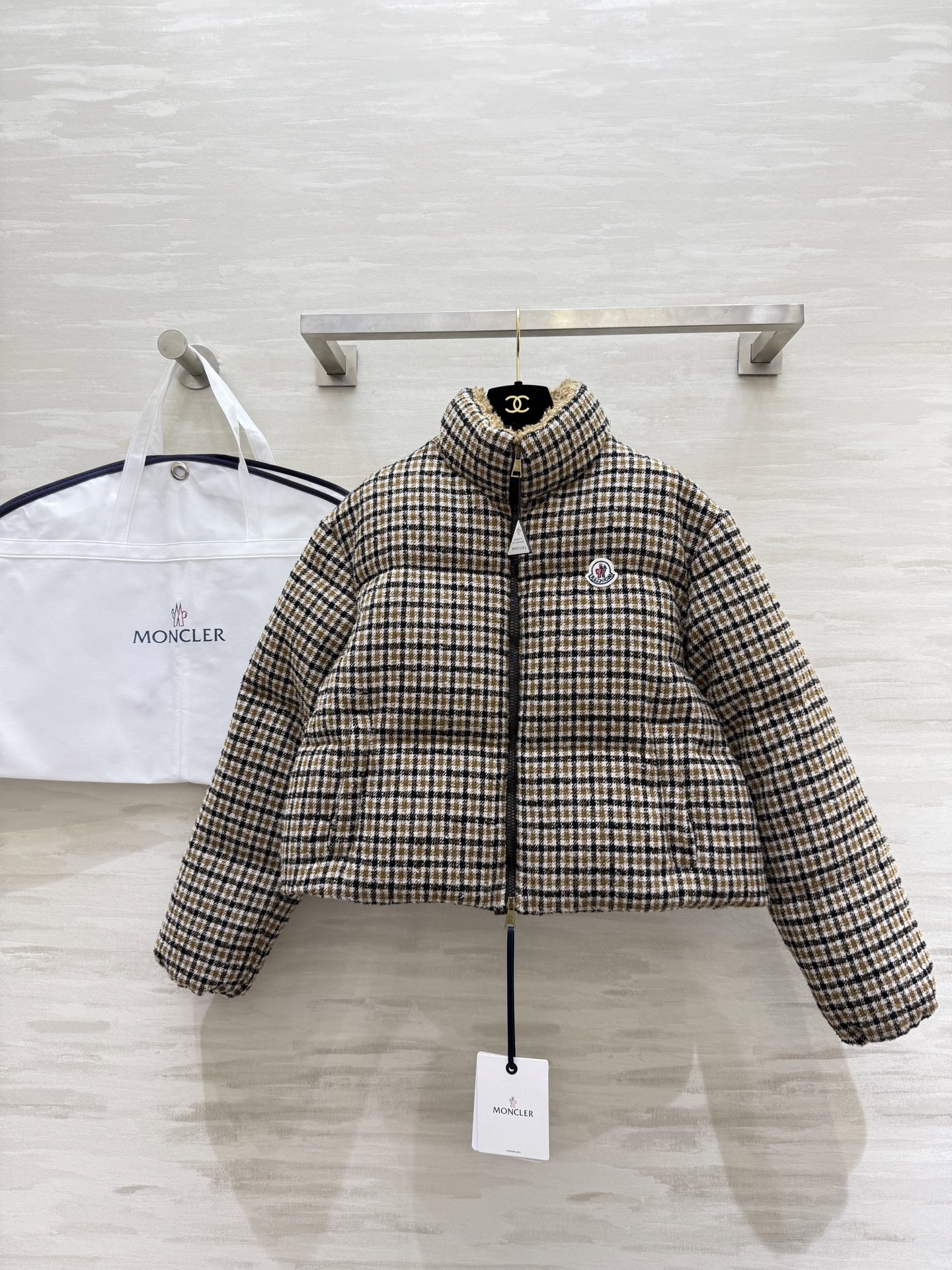 NO:577538,Comes with dust bag #Moncle new autumn and winter plaid stand collar down jacket filled with 90% white duck down. The inner collar is soft and comfortable with lambswool. High quality. Available in stock for the first time. Size 1/2/3 (shoulder width 59 in size 1, chest 110, length 52),, down jacket, alexander wang19860909配防尘袋#Moncle秋冬新款 格纹立领羽绒服 内里填充90白鸭绒 内领羊羔毛柔软舒适 高品质 现货首发size1/2/3（1码肩宽59,胸围110,衣长52）,,down jacket,alexander wang,Women's clothing