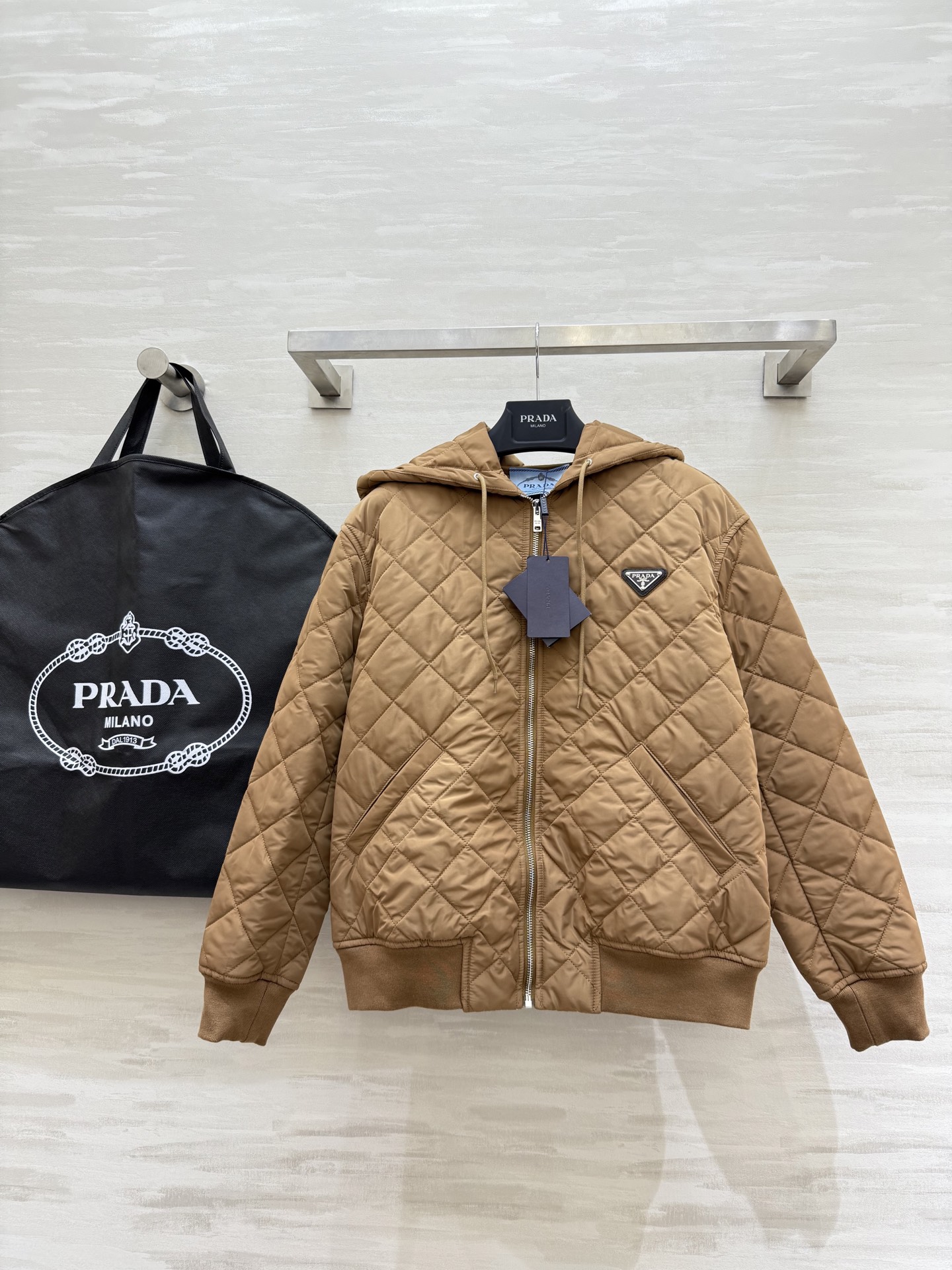 NO:578024,#Prad Autumn and winter new style hooded rhombus cotton jacket, loose fit, original matching hardware customization, cotton lining to look slim and warm, high quality, available in stock, size S/M/L (S size shoulder width 45, bust 106, length 59),, prada, hats, alexander wang19860909#Prad秋冬新款 连帽菱格棉服 宽松版型 原版对版五金定制 内里夹棉显瘦保暖 高品质 现货首发sizeS/M/L（s码肩宽45,胸围106,衣长59）,,prada,hats,alexander wang,Women's clothing