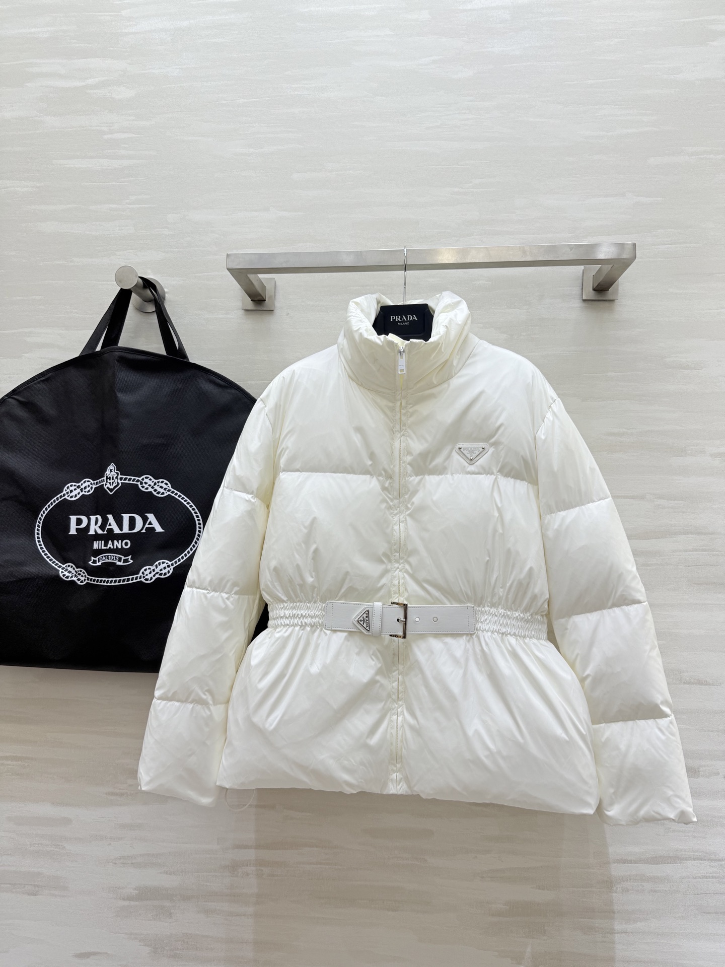NO:578030,Comes with dust bag #Prad new autumn and winter style. Waist-slim down jacket. Waist belt design to slim the waist. Filled with 90 white duck down inside. Fluffy and warm. High-quality customization. Available in stock. Size S/M/L (S size shoulder width 45, bust 106, length 62),, prada, down jacket, alexander wang19860909配防尘袋#Prad秋冬新款 打揽收腰羽绒服 腰部皮带设计收腰显瘦 内里填充90白鸭绒 蓬松保暖 高品质定制 现货首发sizeS/M/L（s码肩宽45,胸围106,衣长62）,,prada,down jacket,alexander wang,Women's clothing