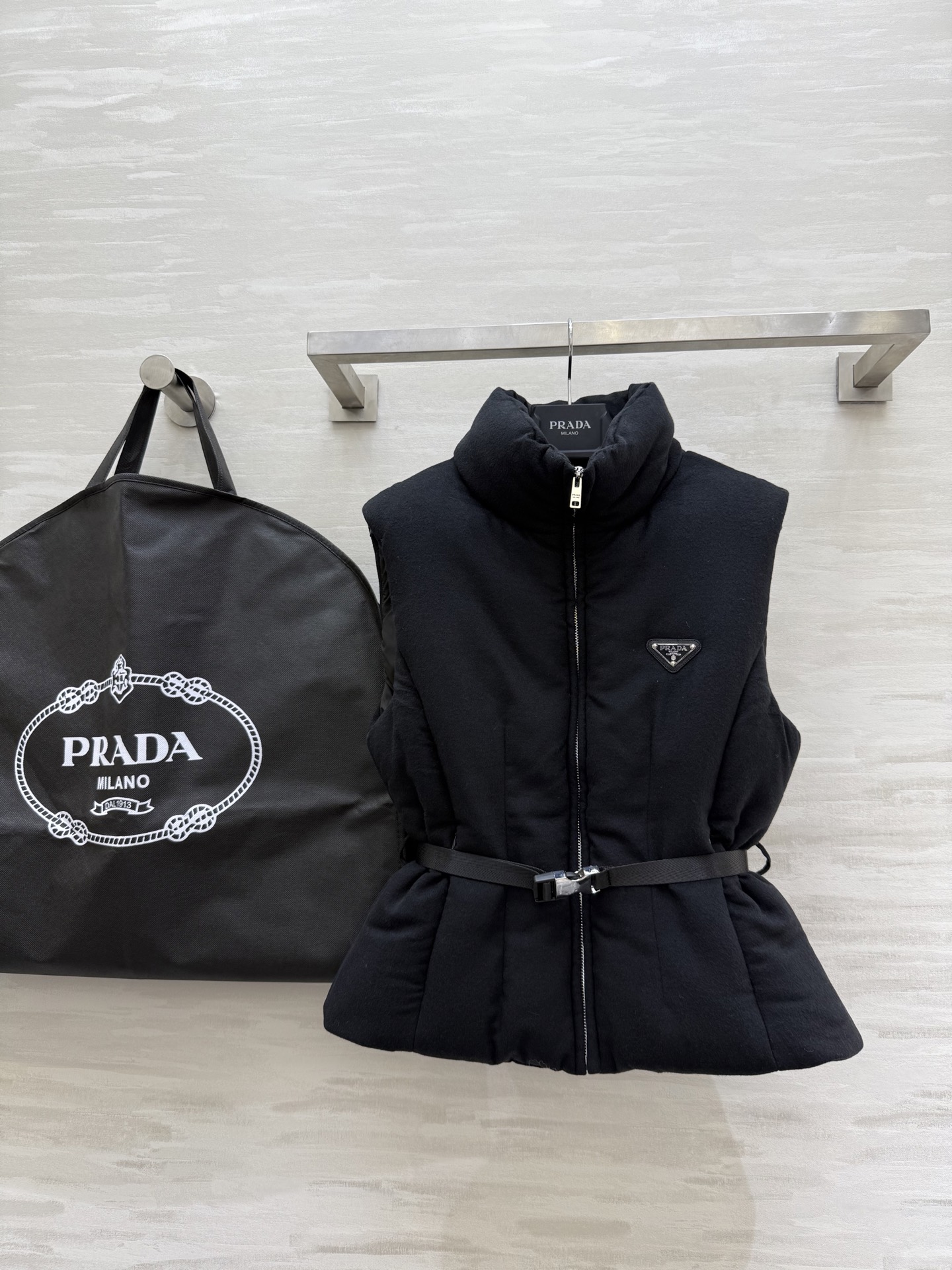 NO:578035,Comes with dust bag #Prad new autumn and winter style woolen goose down vest jacket with 90% white goose down filling on the inside and woolen blended fabric on the outer layer. High quality customization. Available in stock first size S/M/L (S size bust 92, length 52, prada, jackets & coats, alexander wang19860909配防尘袋#Prad秋冬新款 羊毛呢鹅绒马甲外套 内里填充90白鹅绒 外层羊毛呢混纺面料 高品质定制 现货首发sizeS/M/L（s码胸围92,衣长52,,prada,jackets & coats,alexander wang,Women's clothing