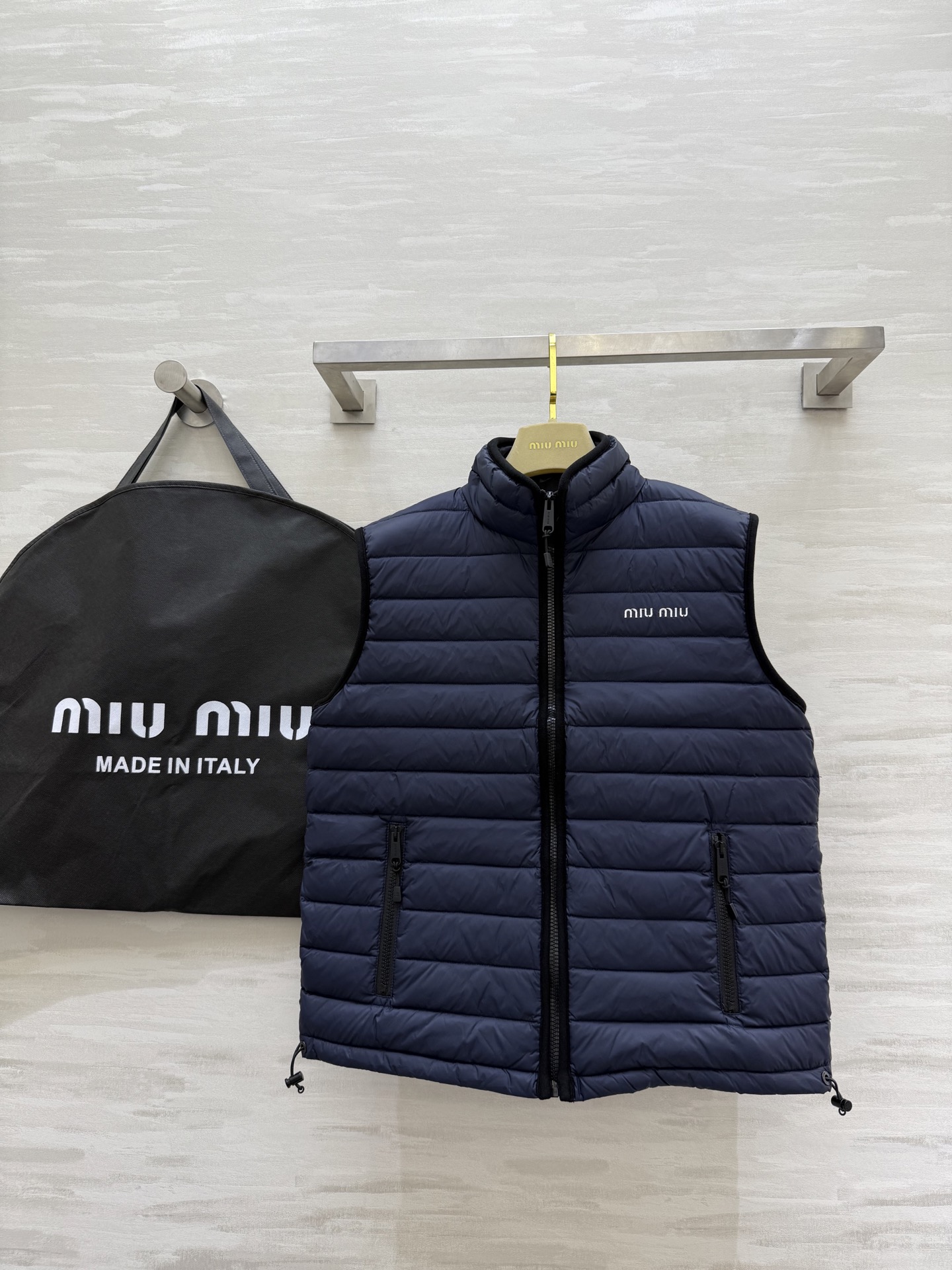 NO:578059,Comes with dust bag #Miumi new autumn and winter goose velvet jacket with exquisite and high-end logo embroidery. Filled with 90% white goose down inside. High quality. Available in stock for the first time. SizeS/M/L (S size bust 104, length 59,,miumiu,jackets & coats,alexander wang19860909配防尘袋#Miumi秋冬新款 鹅绒马甲外套 logo刺绣精致高级 内里填充90白鹅绒 高品质 现货首发sizeS/M/L（s码胸围104,衣长59,,miumiu,jackets & coats,alexander wang,Women's clothing