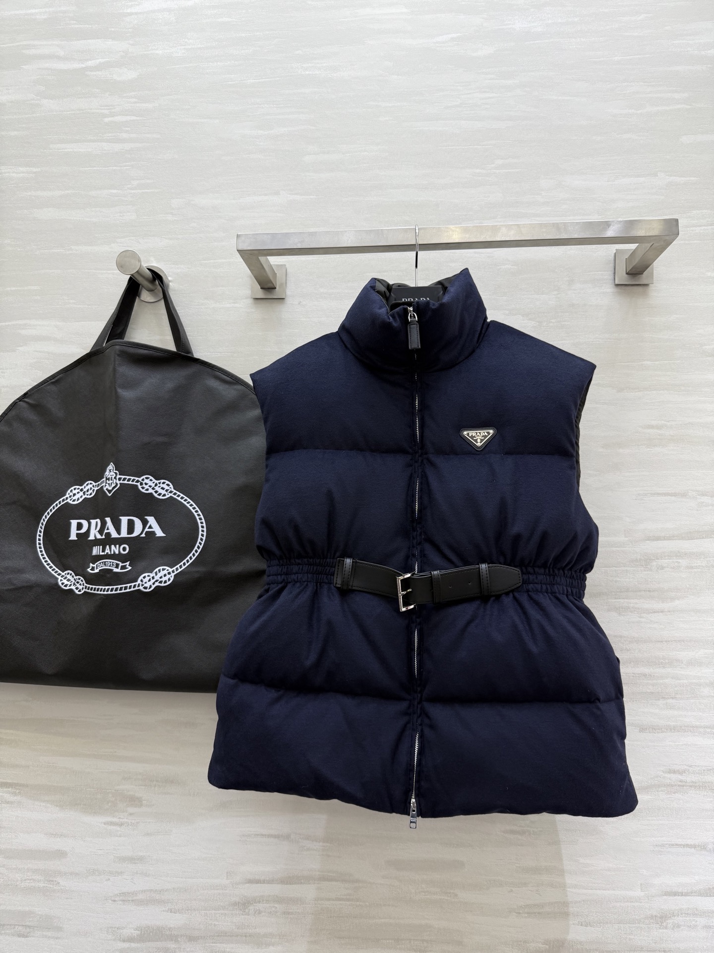 NO:578068,Comes with dust bag #Prad new autumn and winter style. Stand-up collar woolen waisted vest jacket. Waist cinching. Exquisite and high-end belt embellishment. Filled with 90 white goose down inside. High-quality customization. Ready for sale. Size S/M/L (S size bust 106, length 63),, prada, jackets & coats, alexander wang19860909配防尘袋#Prad秋冬新款 立领羊毛呢收腰马甲外套 腰部打揽收腰 腰带点缀精致高级 内里填充90白鹅绒 高品质定制 现货首发sizeS/M/L（s码胸围106,衣长63）,,prada,jackets & coats,alexander wang,Women's clothing