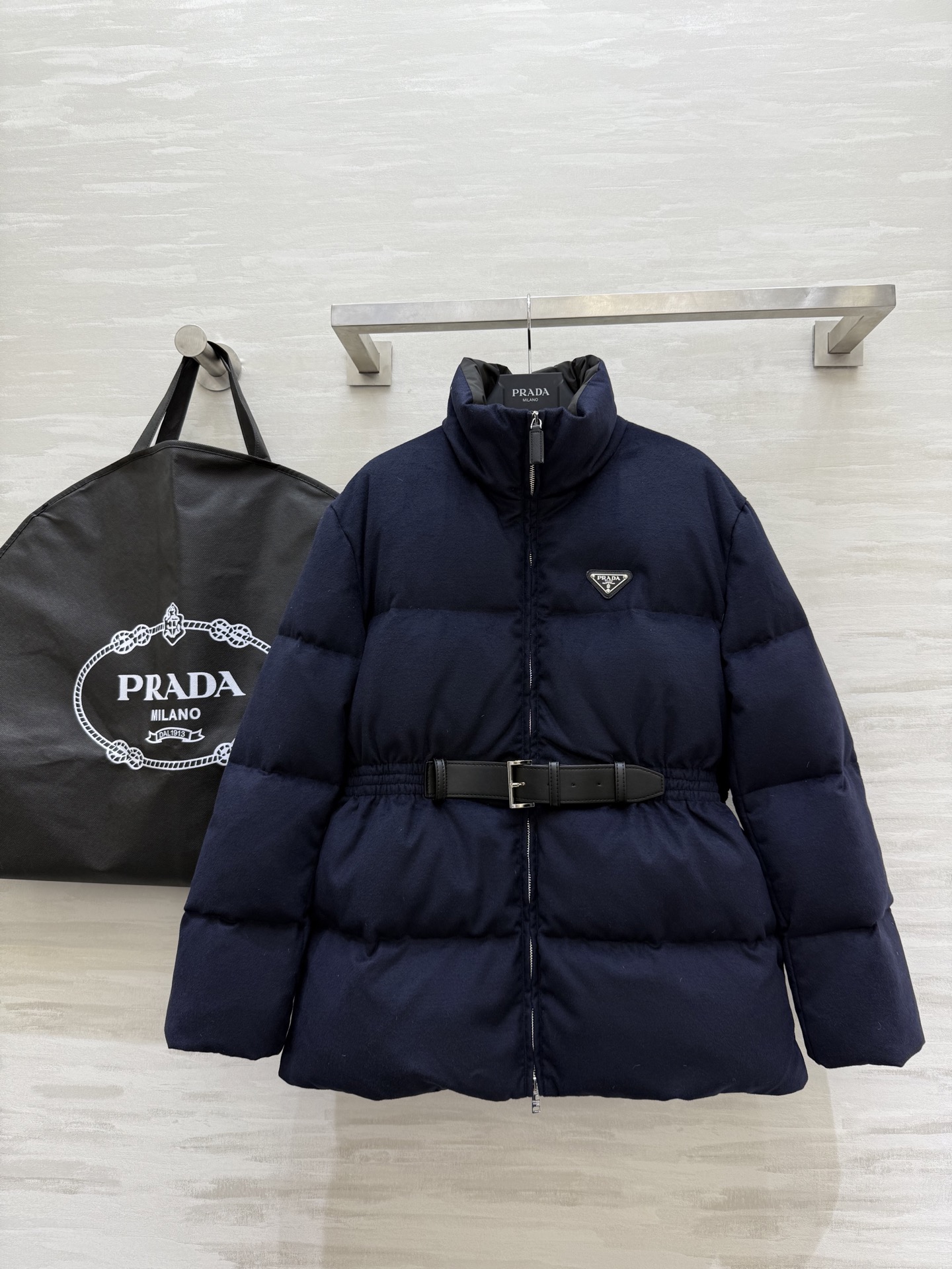 NO:578079,Comes with dust bag #Prad new autumn and winter style. Stand-up collar wool woolen waist-cinching jacket. The waist is cinched. The belt is decorated with exquisite and high-end materials. The interior is filled with 90% white goose down. High-quality customization. Available in stock. Size S/M/L (S size shoulder width 47, bust 106, length 65, prada, jackets & coats, alexander wang19860909配防尘袋#Prad秋冬新款 立领羊毛呢收腰外套 腰部打揽收腰 腰带点缀精致高级 内里填充90白鹅绒 高品质定制 现货首发sizeS/M/L（s码肩宽47,胸围106,衣长65,,prada,jackets & coats,alexander wang,Women's clothing