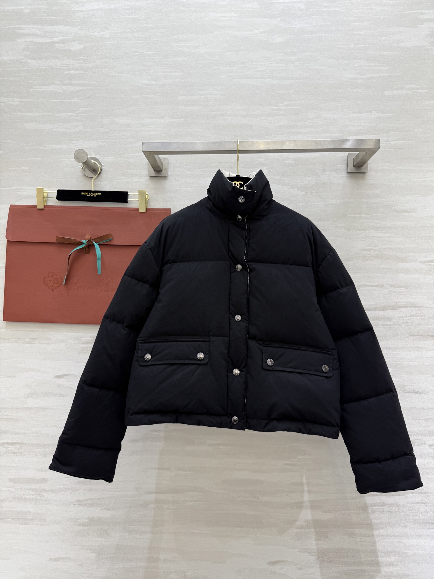 NO:578088,Comes with dust bag #Loro Pian autumn and winter wear | Simple and comfortable high-end goose down jacket. Filled with 90% white goose down inside to keep warm and comfortable. High-quality customization. Available in stock first size S/M/L (S size shoulder width 50, chest 110, length 53),, loro piana, alexander wang19860909配防尘袋#Loro Pian秋冬穿搭 | 简单舒适高级鹅绒服 内里填充90白鹅绒保暖舒适 高品质定制 现货首发sizeS/M/L（s码肩宽50,胸围110,衣长53）,,loro piana,alexander wang,Women's clothing