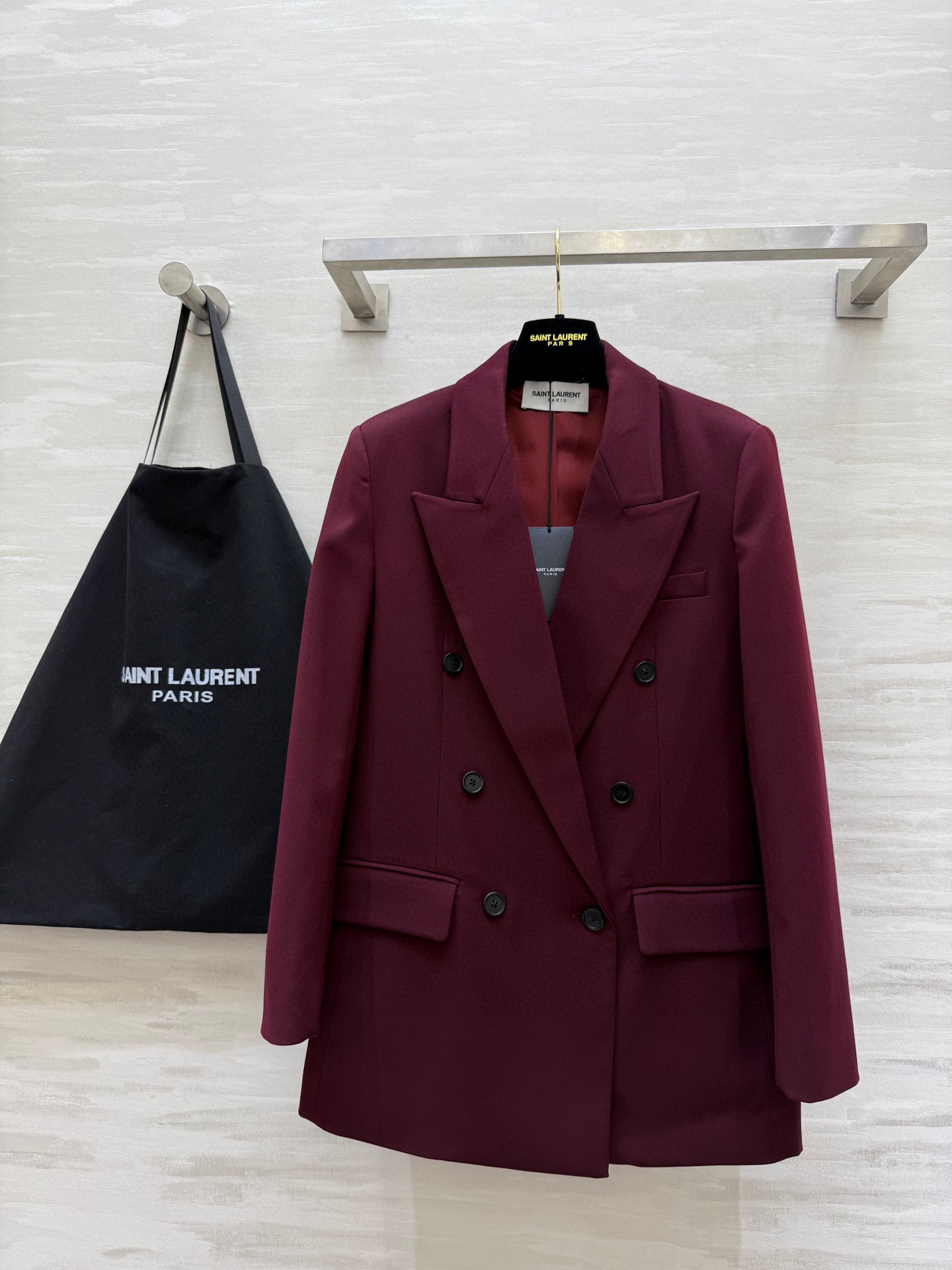 NO:578280,#ysl's new autumn and winter style is full of high-end. The burgundy red thick wool suit jacket makes your skin whiter, enhances your temperament, and is very eye-catching!  The three-dimensional version with straight shoulders and waist is calm and elegant. High-quality customization. Available now. SizeS/M/L/XL (shoulder width 39, chest 100, length 76), saint laurent, jackets & coats, business suit, alexander wang19860909#ysl秋冬新款 高级感爆棚 勃艮第红厚羊毛西装外套 显肤白、抬气质、又很亮眼！正肩收腰的立体版型 沉稳大气又干练 高品质定制 现货首发sizeS/M/L/XL（M码肩宽39,胸围100,衣长76）,,saint laurent,jackets & coats,business suit,alexander wang,Women's clothing
