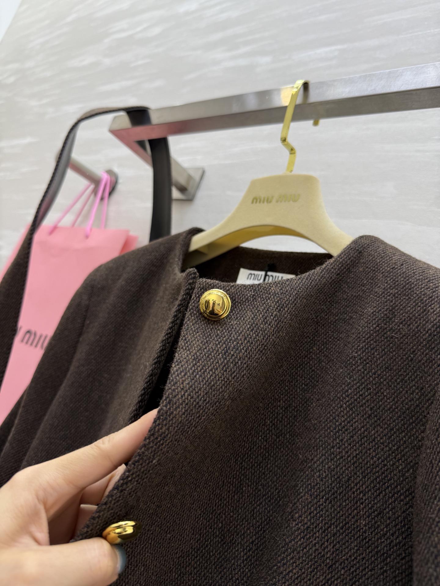 #Miumi♡²⁵秋冬新款 羊毛混纺圆领外套 定制羊毛混纺面料 开模五金精致高级 后背logo刺绣🪡腰部